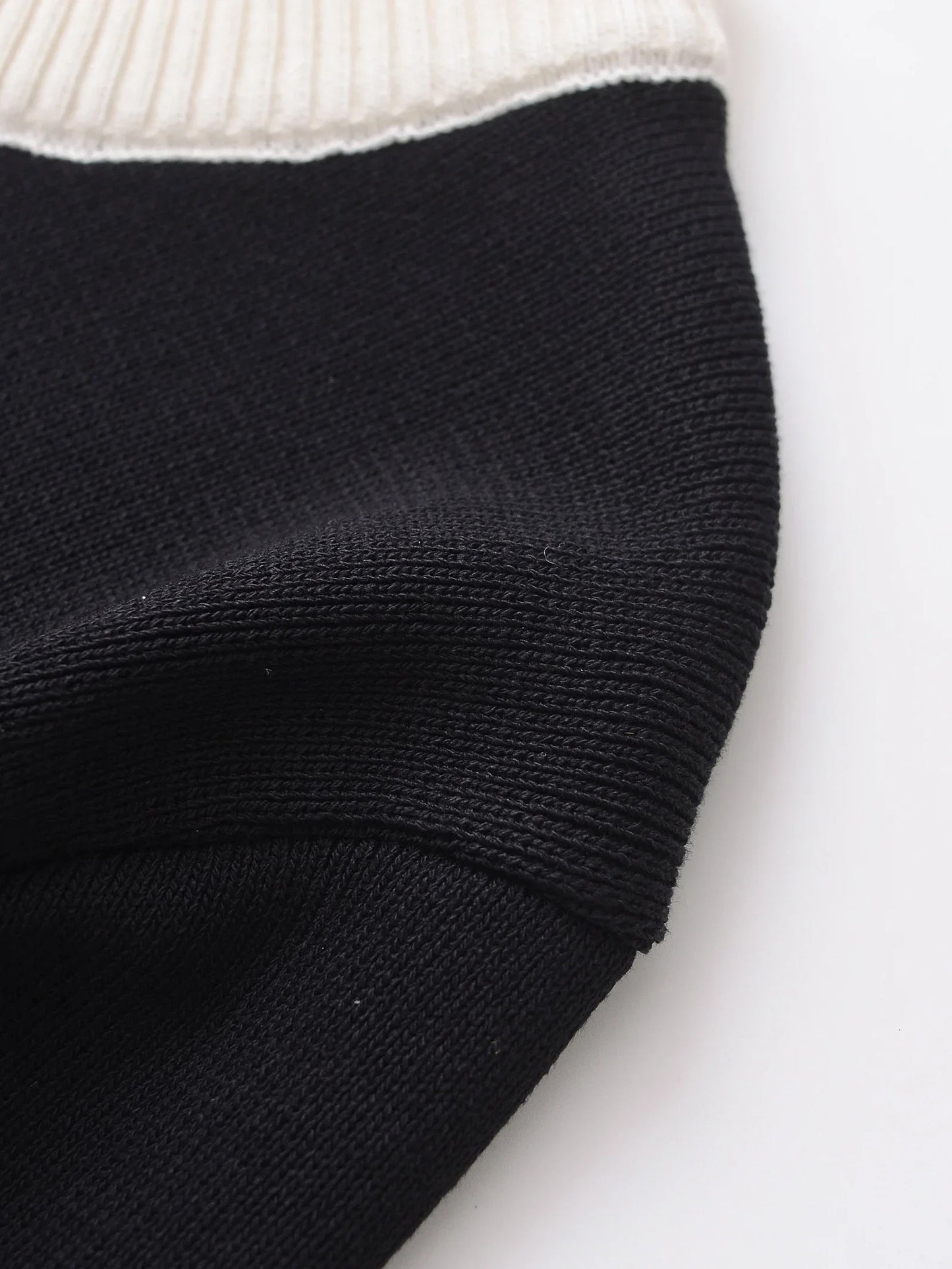 Cardigan Chic Noir & Blanc – Boutons Dorés