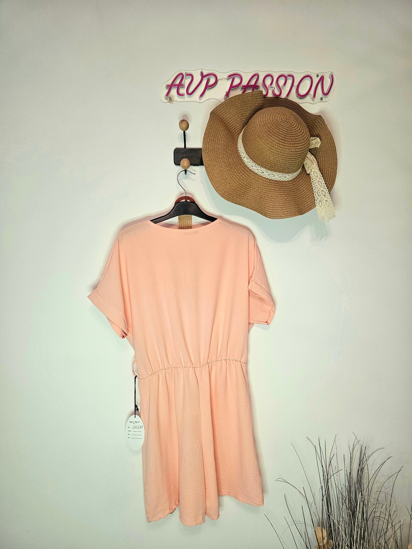 Combinaison Ceinturée à Col en V – Look Estival Élégant | Combinaison Bleue Ceinturée – Tenue Décontractée et Chic