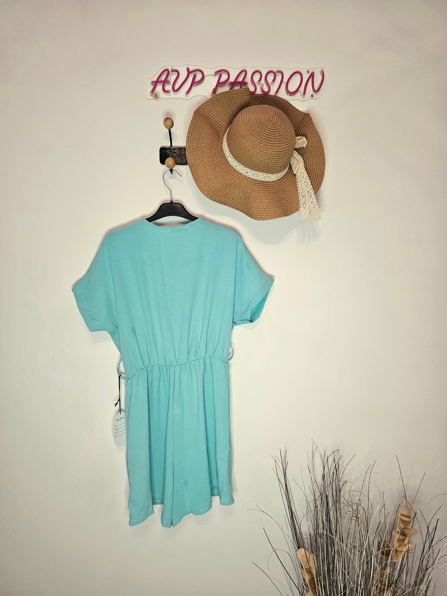 Combinaison Ceinturée à Col en V – Look Estival Élégant | Combinaison Bleue Ceinturée – Tenue Décontractée et Chic