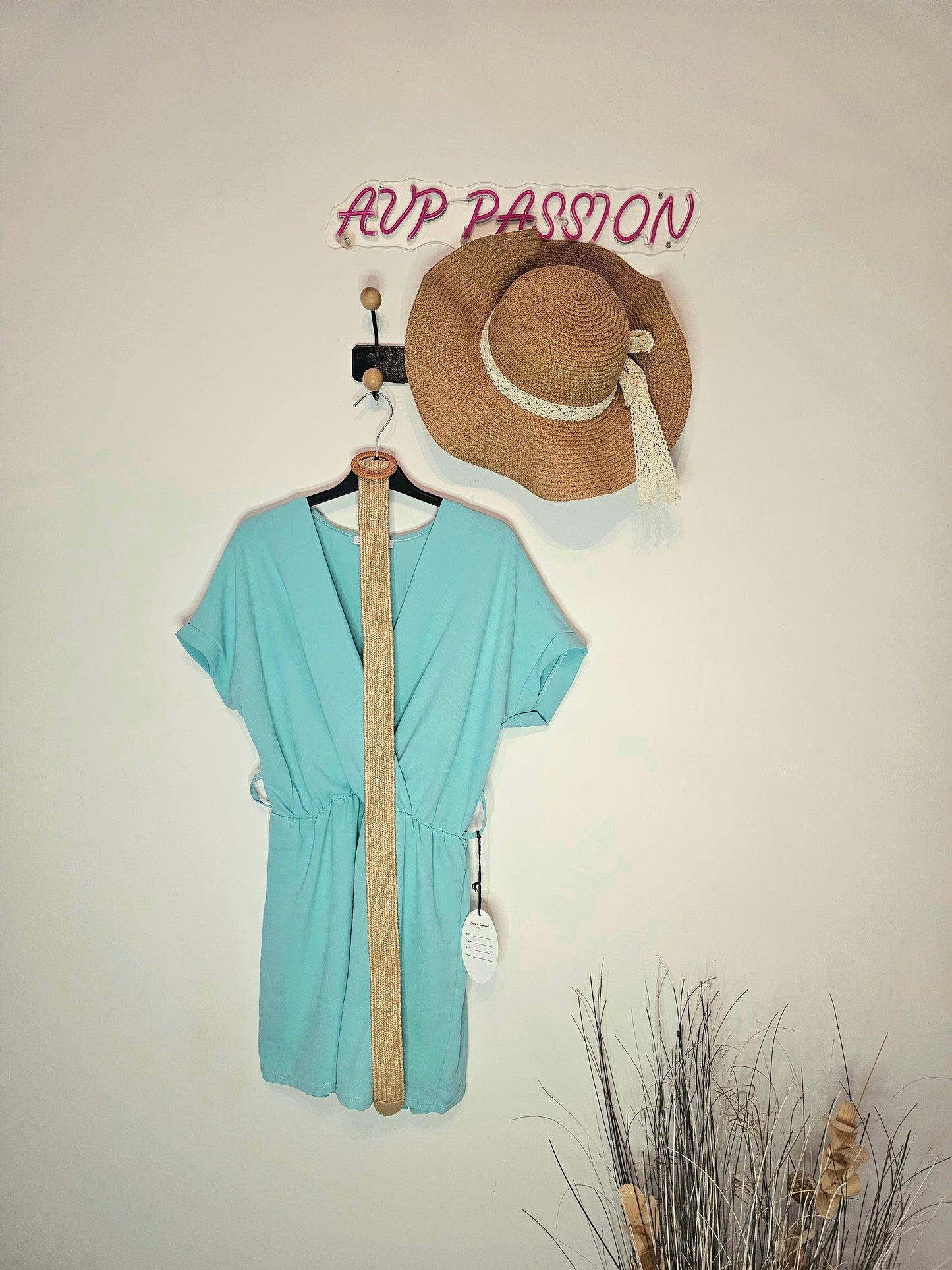 Combinaison Ceinturée à Col en V – Look Estival Élégant | Combinaison Bleue Ceinturée – Tenue Décontractée et Chic