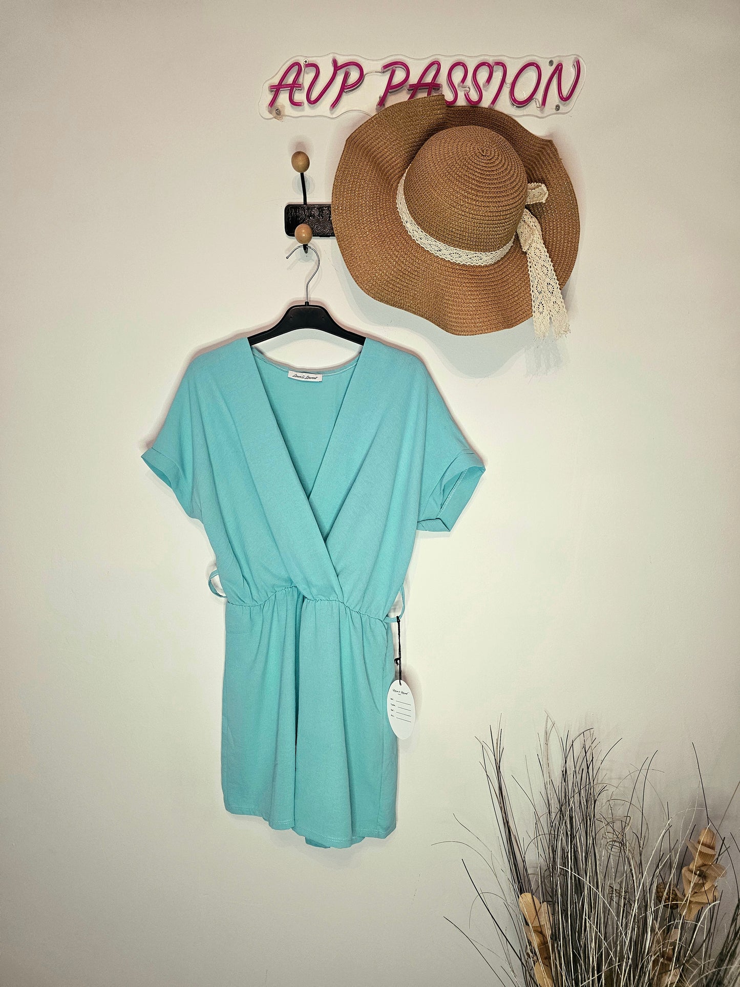 Combinaison Ceinturée à Col en V – Look Estival Élégant | Combinaison Bleue Ceinturée – Tenue Décontractée et Chic