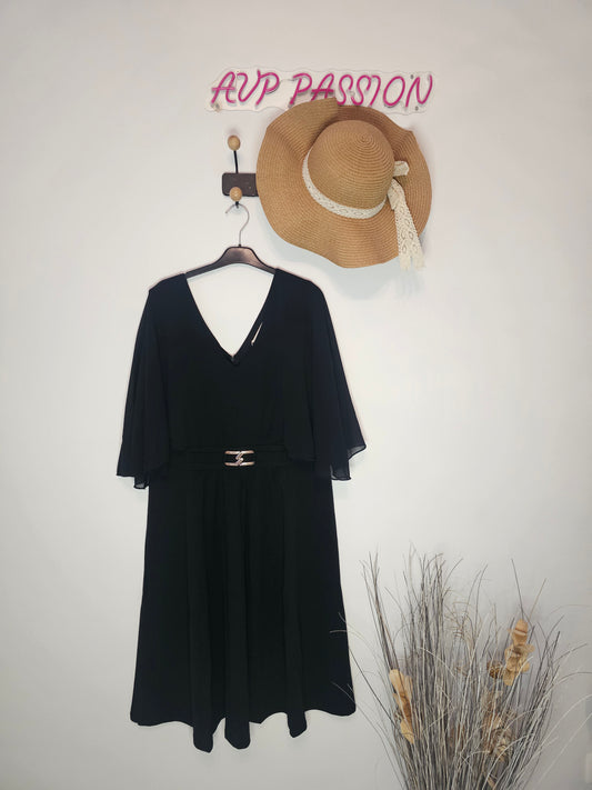 Robe noire élégante femme avec ceinture, décolleté V et manches fluides