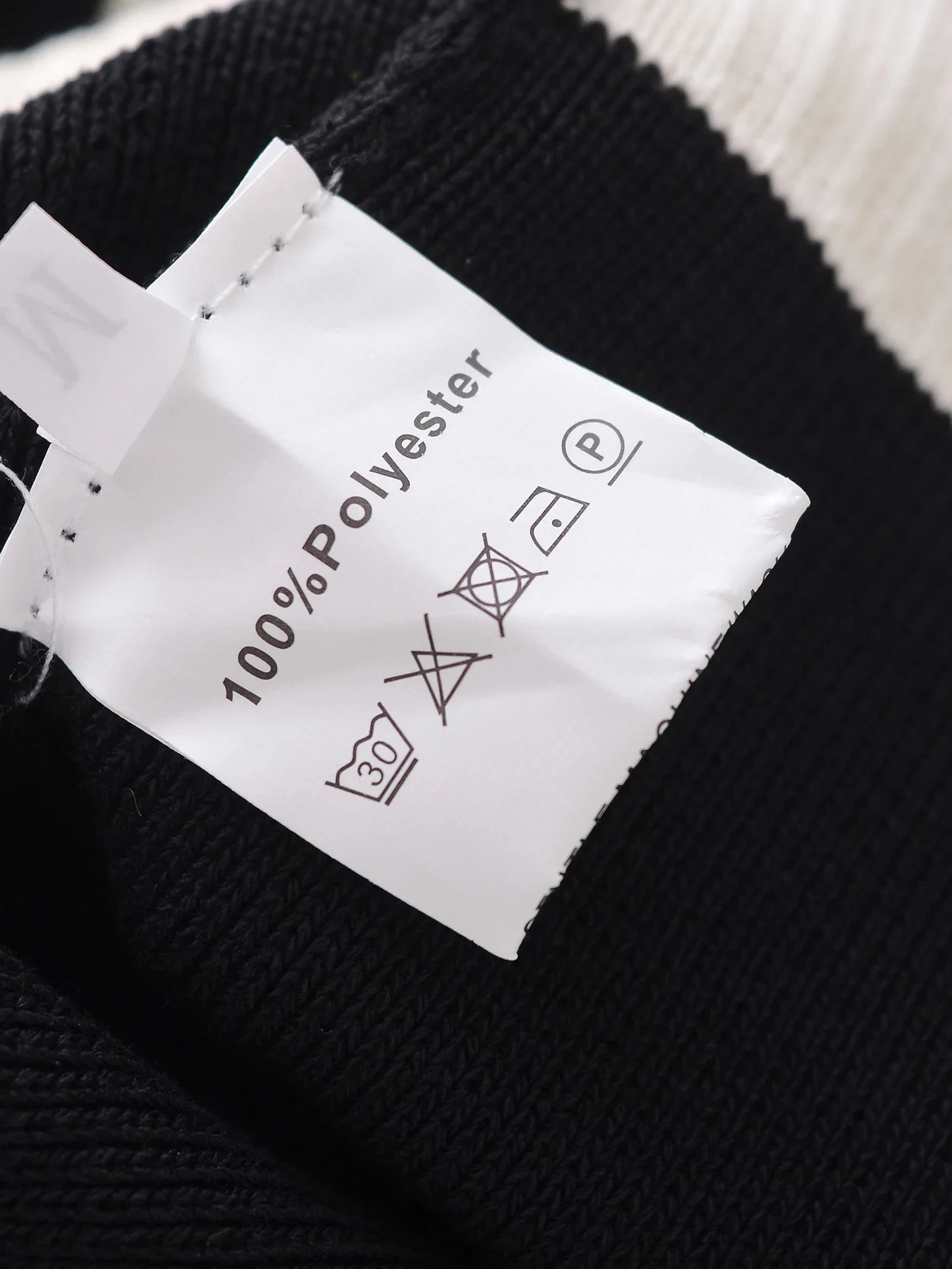 Cardigan Chic Noir & Blanc – Boutons Dorés