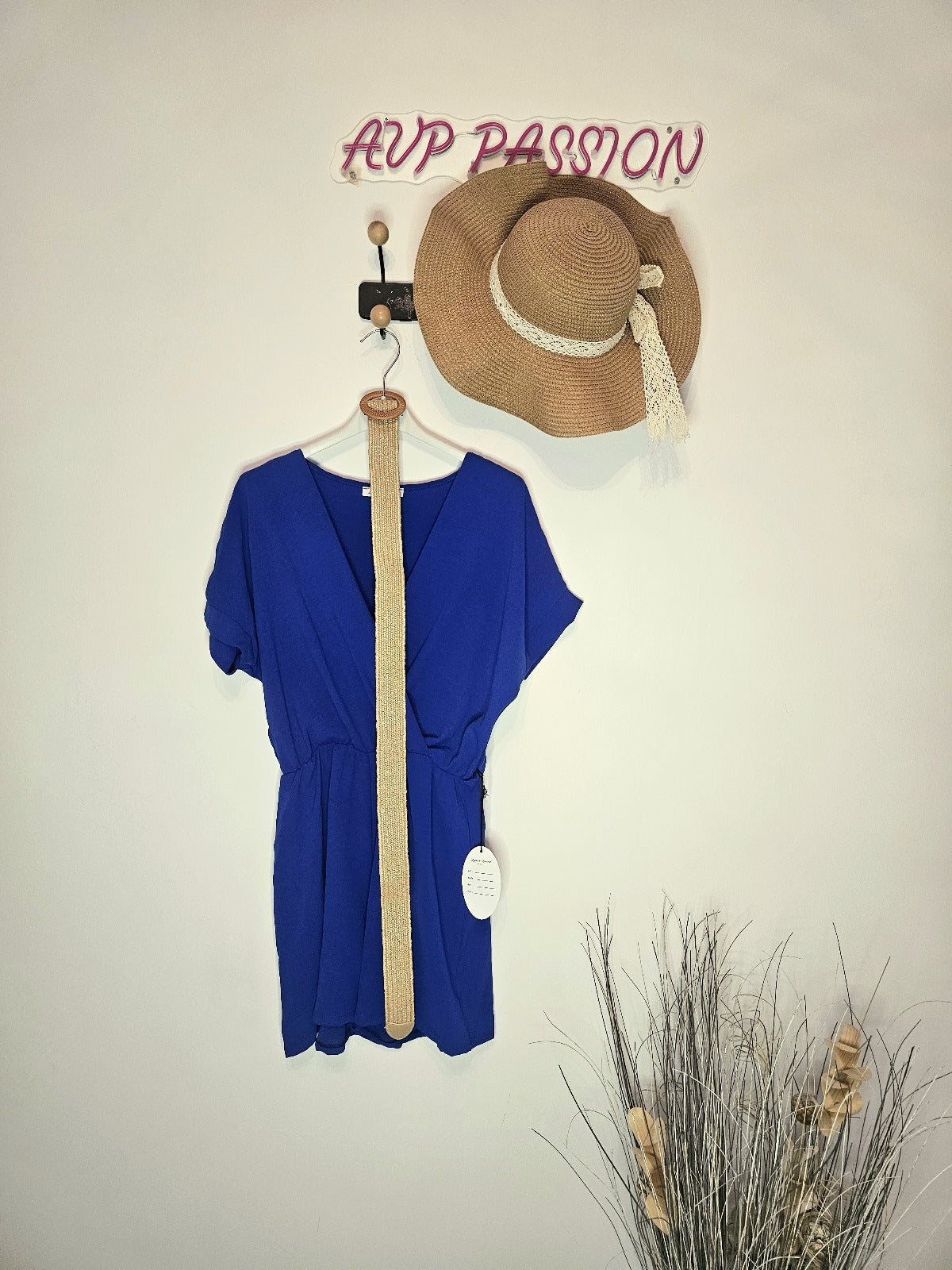 Combinaison Ceinturée à Col en V – Look Estival Élégant | Combinaison Bleue Ceinturée – Tenue Décontractée et Chic