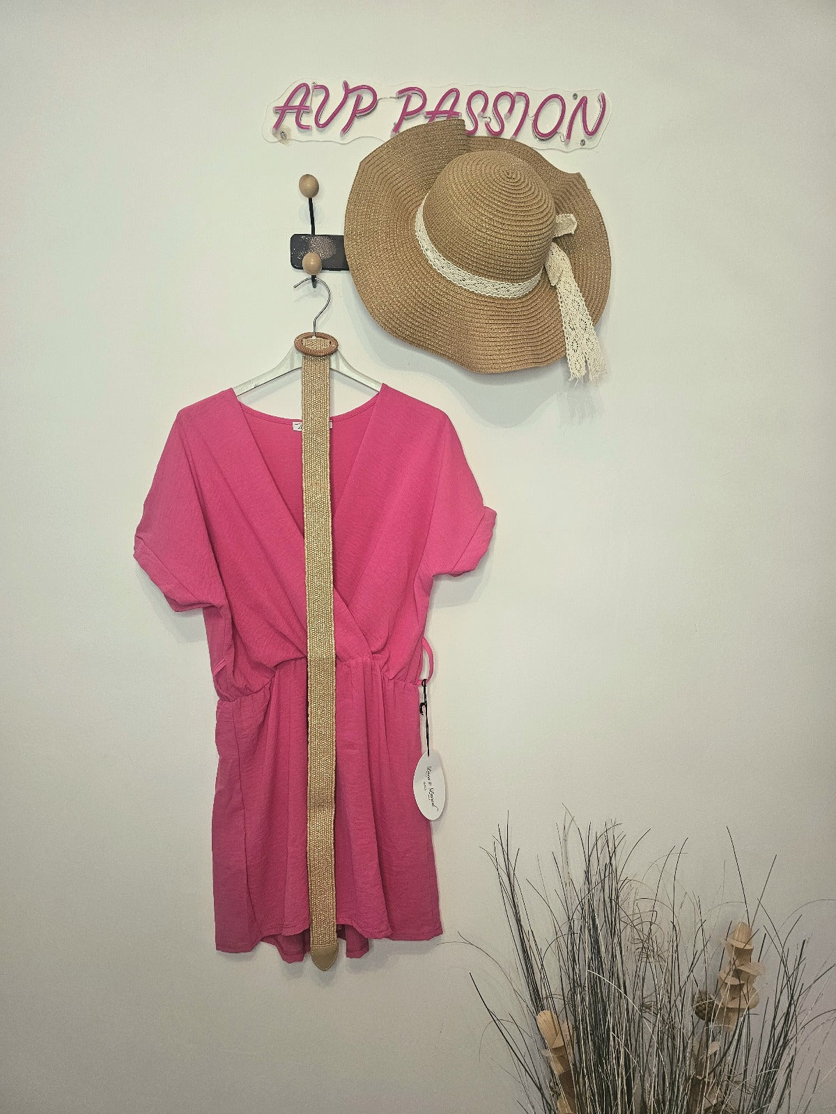 Combinaison Ceinturée à Col en V – Look Estival Élégant | Combinaison Bleue Ceinturée – Tenue Décontractée et Chic