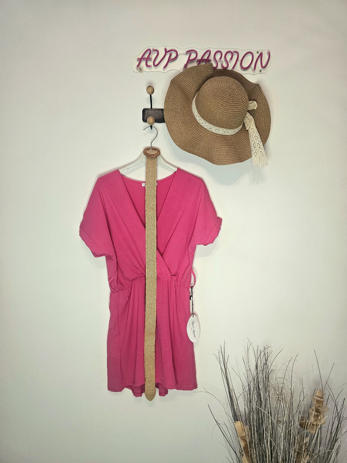 Combinaison Ceinturée à Col en V – Look Estival Élégant | Combinaison Bleue Ceinturée – Tenue Décontractée et Chic