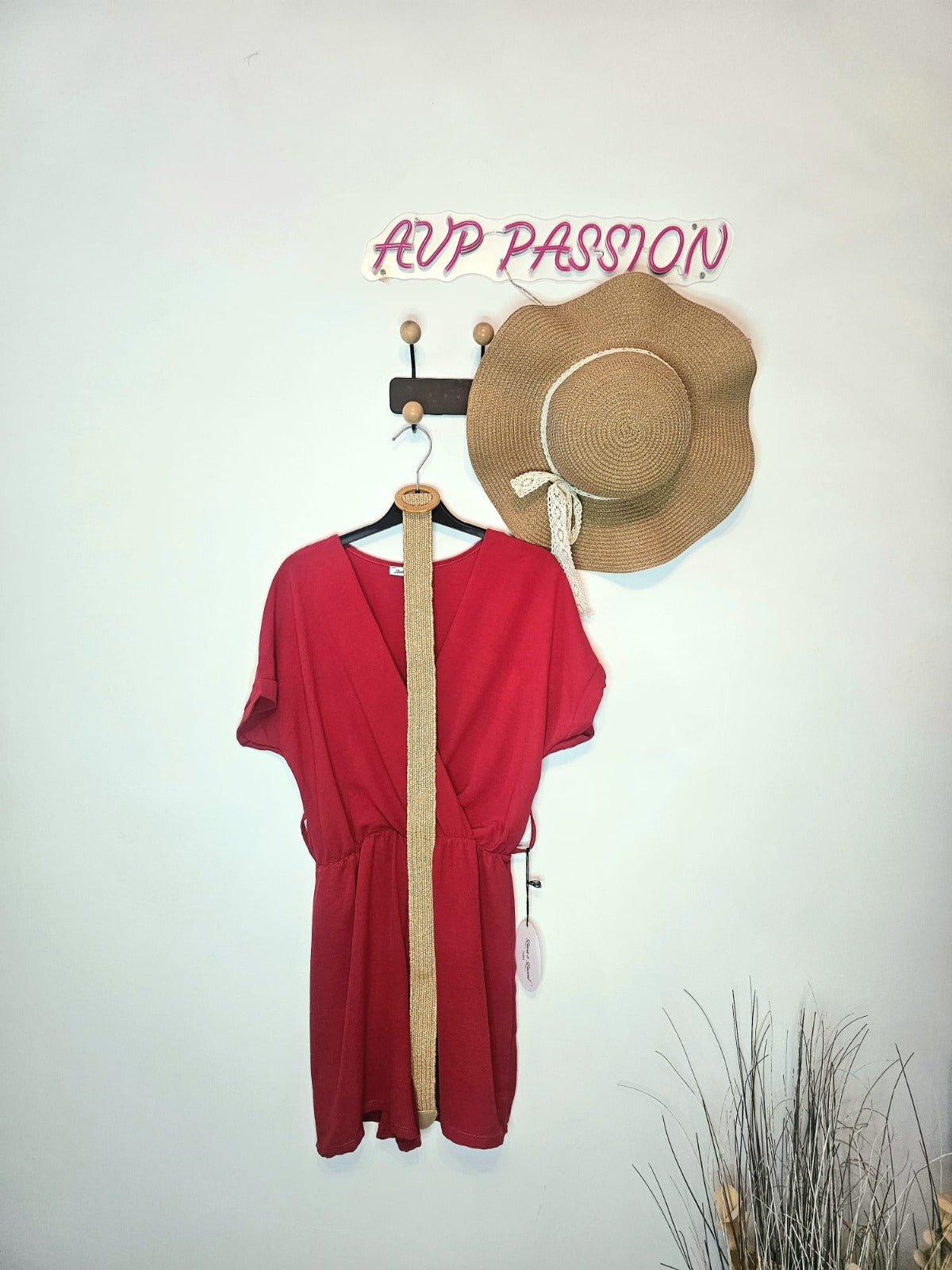 Combinaison Ceinturée à Col en V – Look Estival Élégant | Combinaison Bleue Ceinturée – Tenue Décontractée et Chic