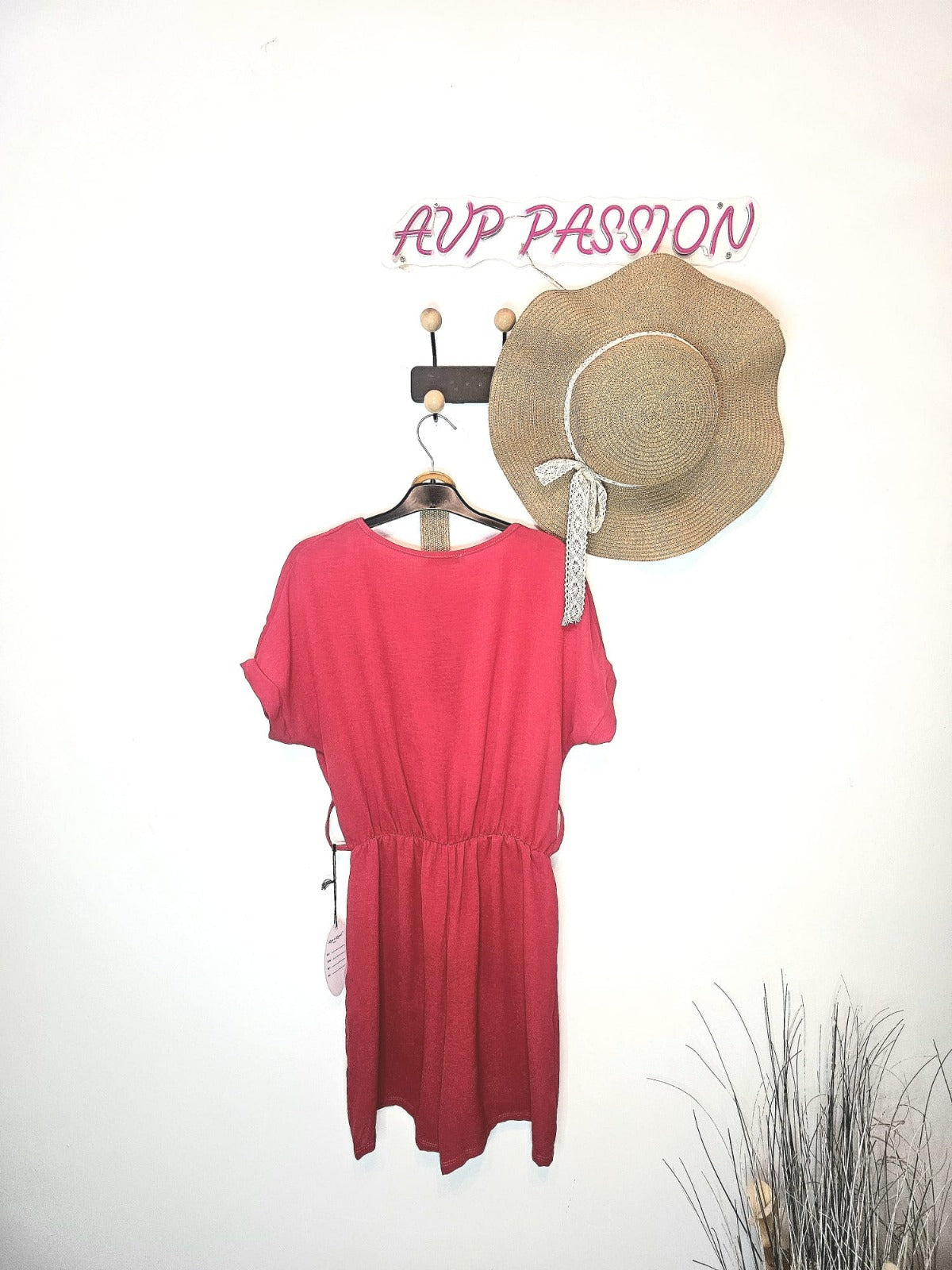 Combinaison Ceinturée à Col en V – Look Estival Élégant | Combinaison Bleue Ceinturée – Tenue Décontractée et Chic