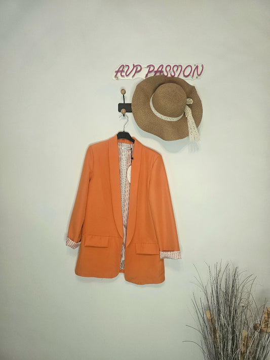 AVP PASSION Blazer Femme Élégant Orange Doux à Manches Longues Coupe Droite avec Doublure Rayée & Fausses Poches Avant – Tissu Léger et Confortable – Look Chic Décontracté