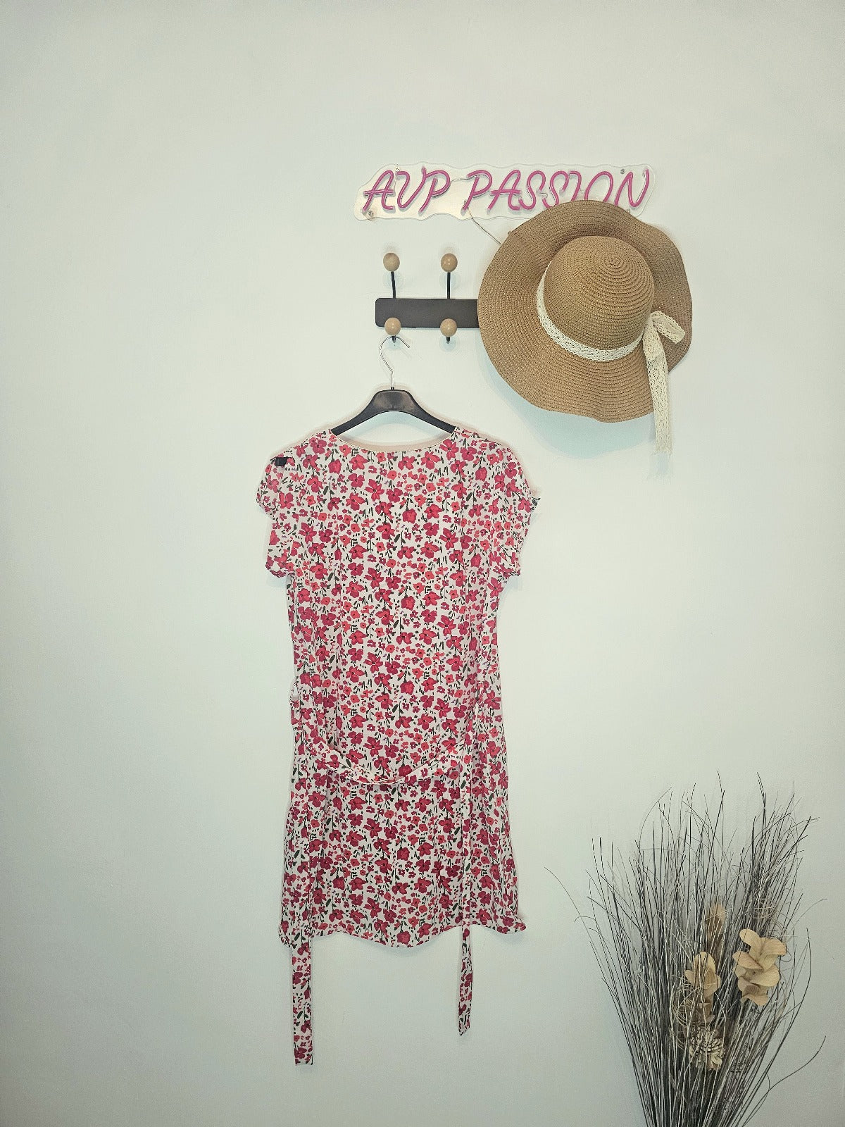 Robe Courte Fleurie 100% Polyester Tailles S M L Été Chic Imprimé Floral Rouge Rose Sur Fond Blanc Avec Ceinture Intégrée