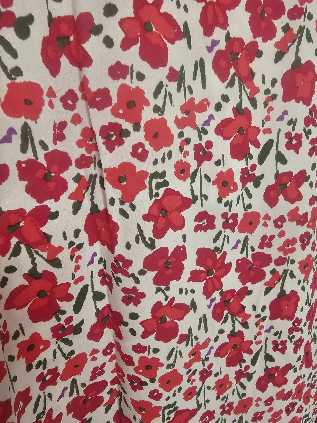 Robe Courte Fleurie 100% Polyester Tailles S M L Été Chic Imprimé Floral Rouge Rose Sur Fond Blanc Avec Ceinture Intégrée