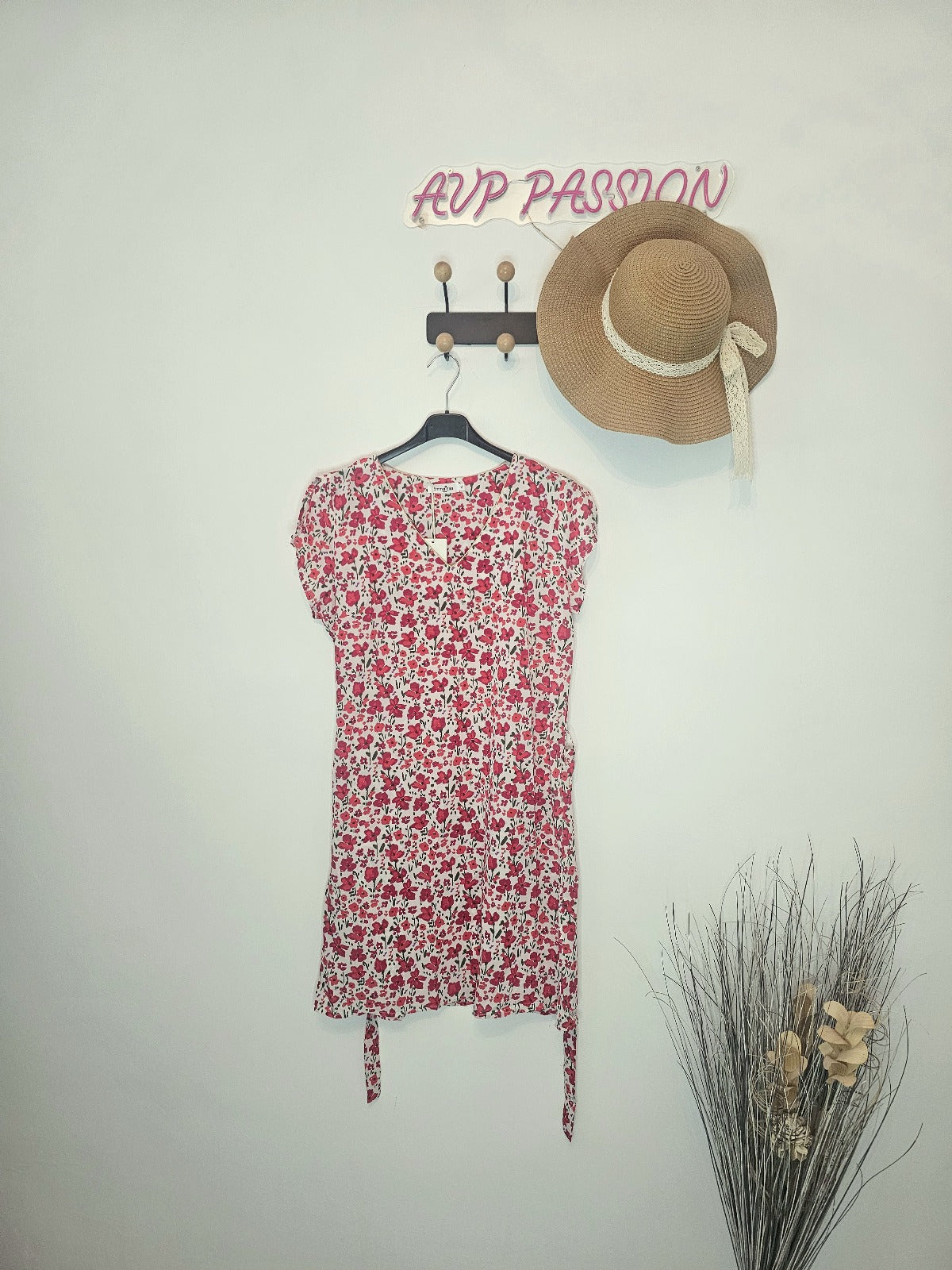 Robe Courte Fleurie 100% Polyester Tailles S M L Été Chic Imprimé Floral Rouge Rose Sur Fond Blanc Avec Ceinture Intégrée