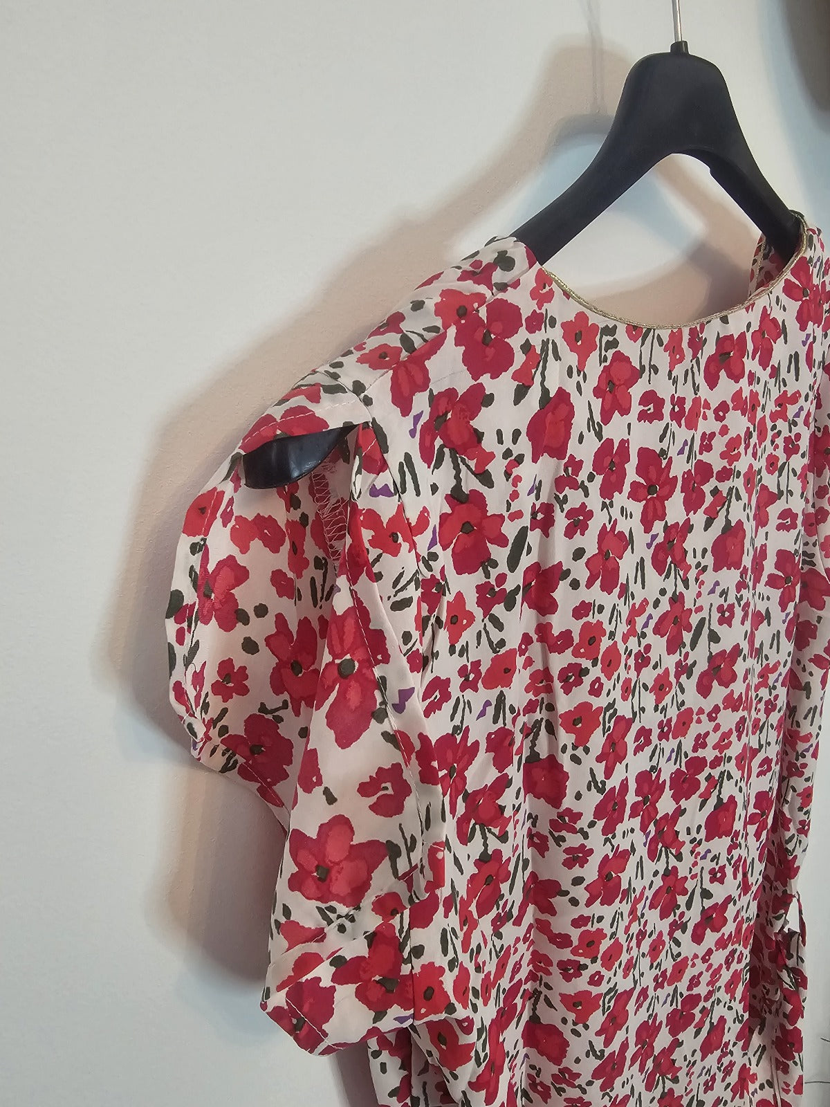 Robe Courte Fleurie 100% Polyester Tailles S M L Été Chic Imprimé Floral Rouge Rose Sur Fond Blanc Avec Ceinture Intégrée