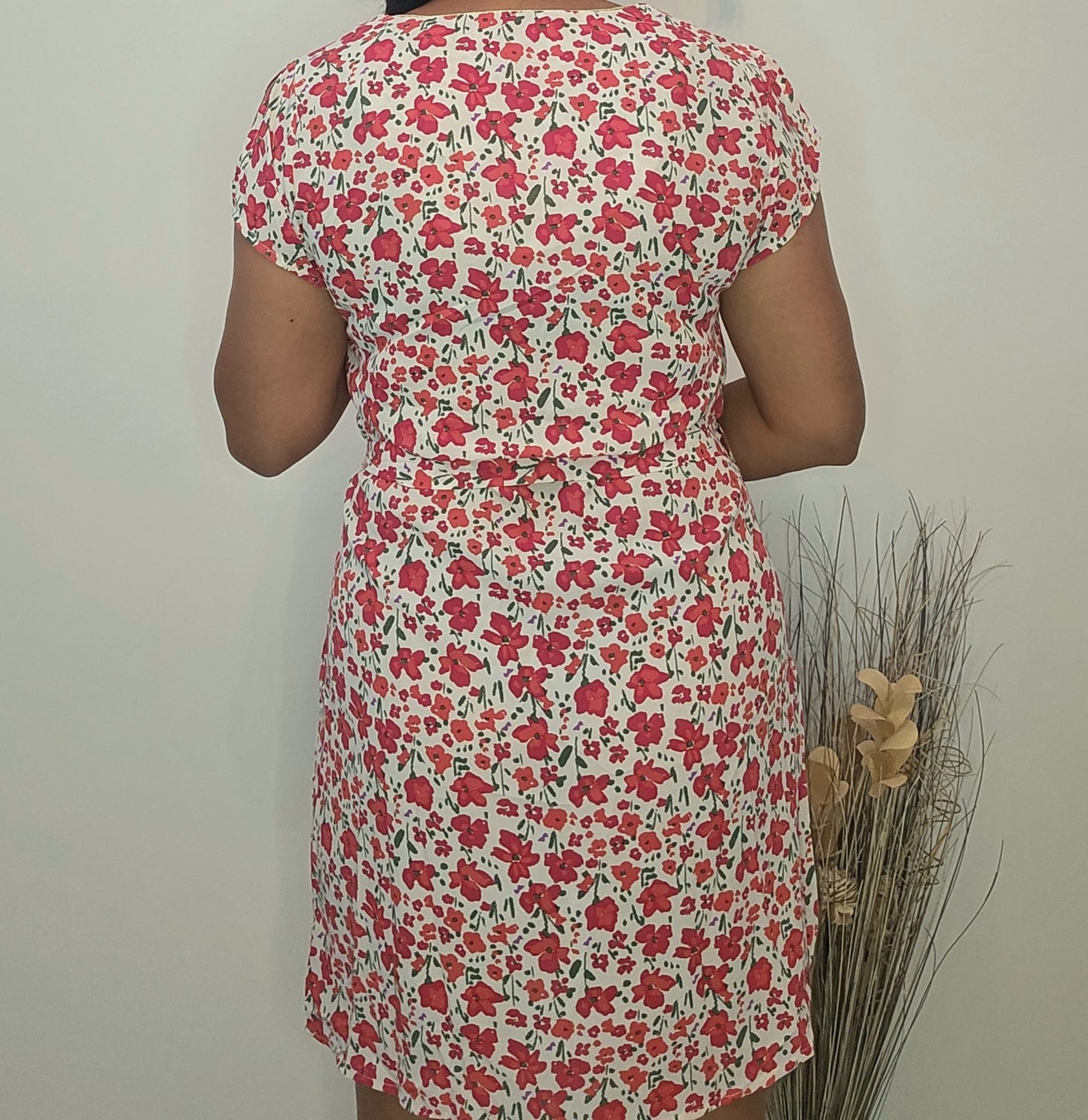 Robe Courte Fleurie 100% Polyester Tailles S M L Été Chic Imprimé Floral Rouge Rose Sur Fond Blanc Avec Ceinture Intégrée