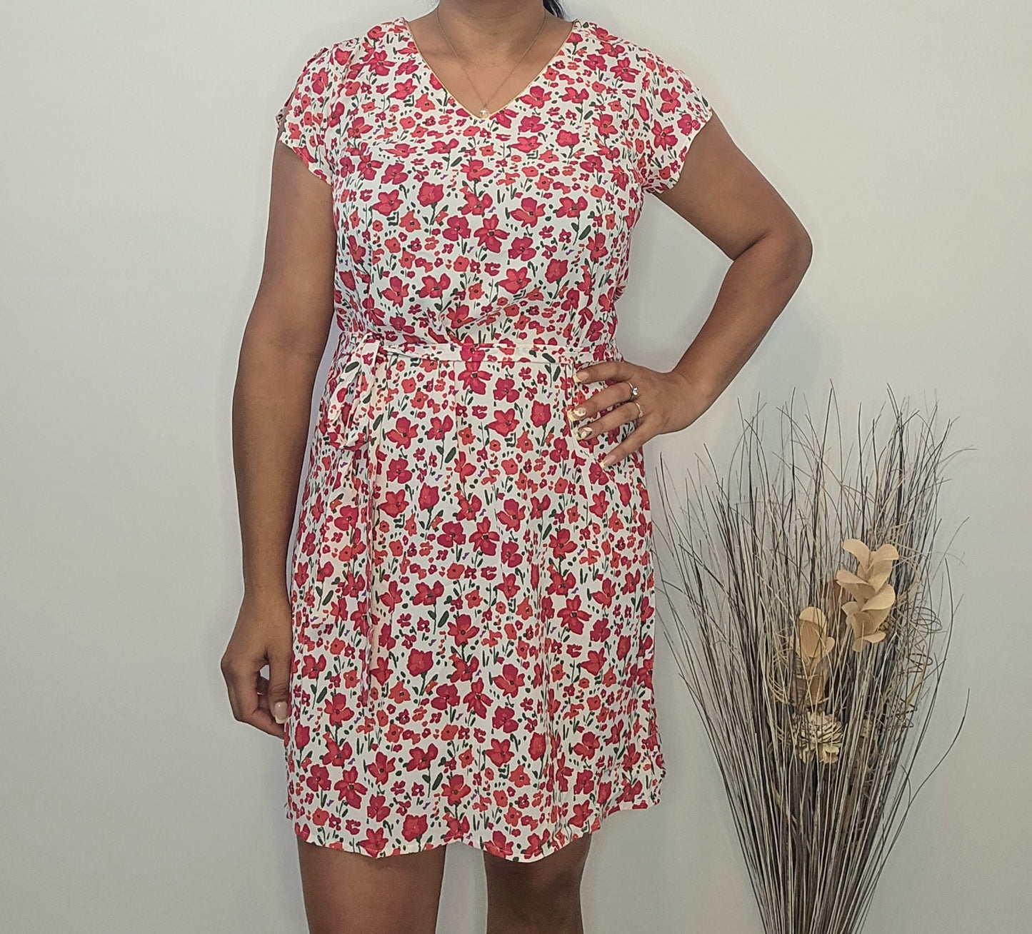 Robe Courte Fleurie 100% Polyester Tailles S M L Été Chic Imprimé Floral Rouge Rose Sur Fond Blanc Avec Ceinture Intégrée