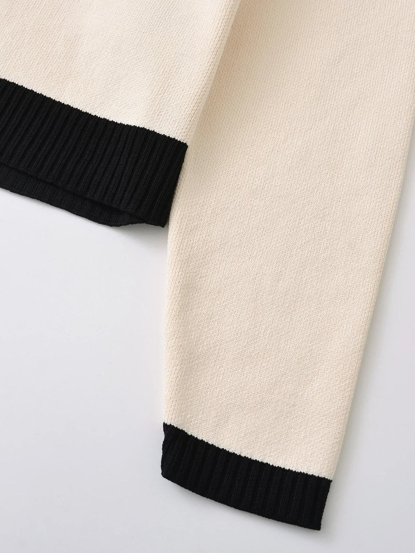 Cardigan Chic Noir & Blanc – Boutons Dorés