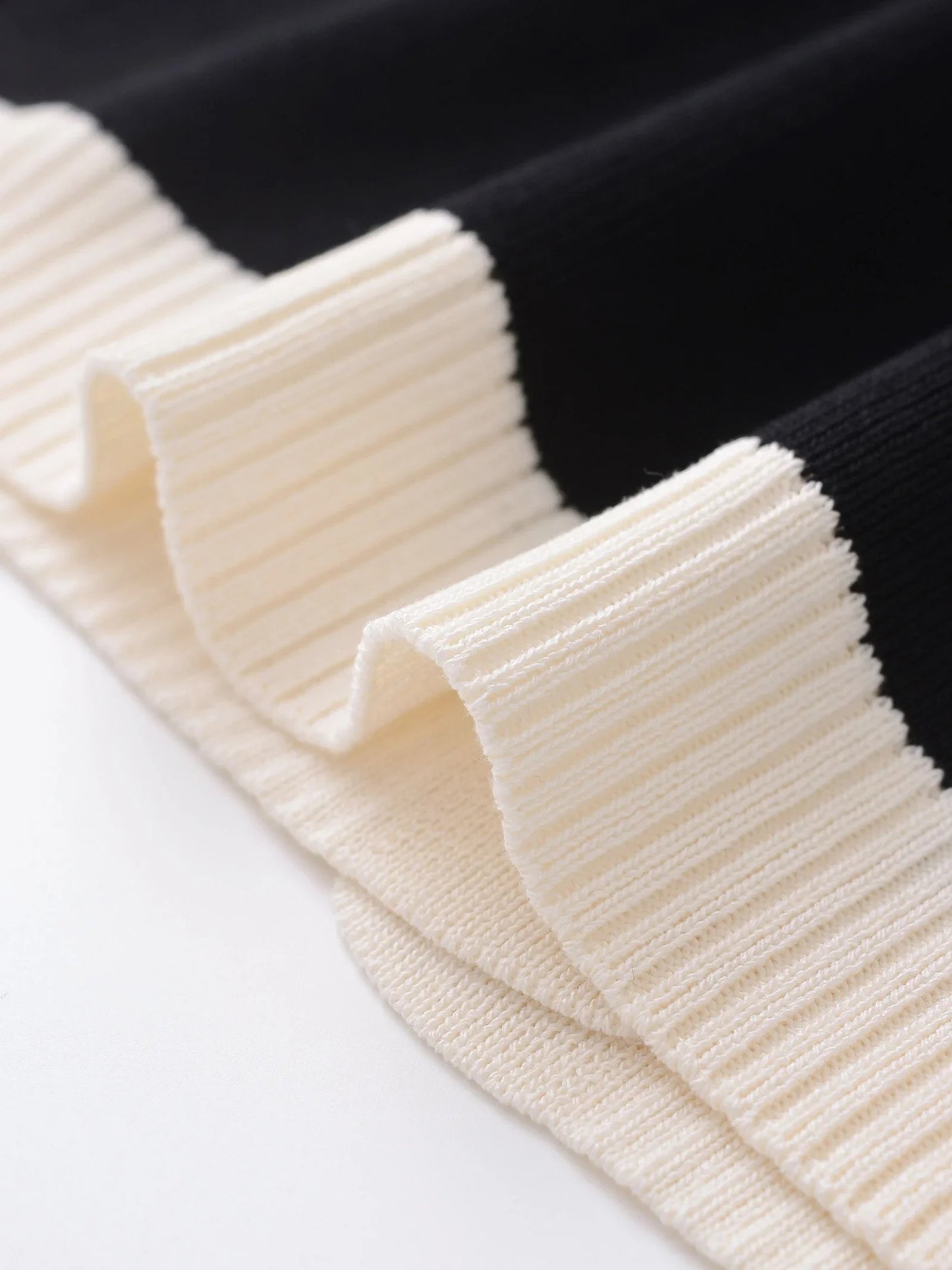 Cardigan Chic Noir & Blanc – Boutons Dorés