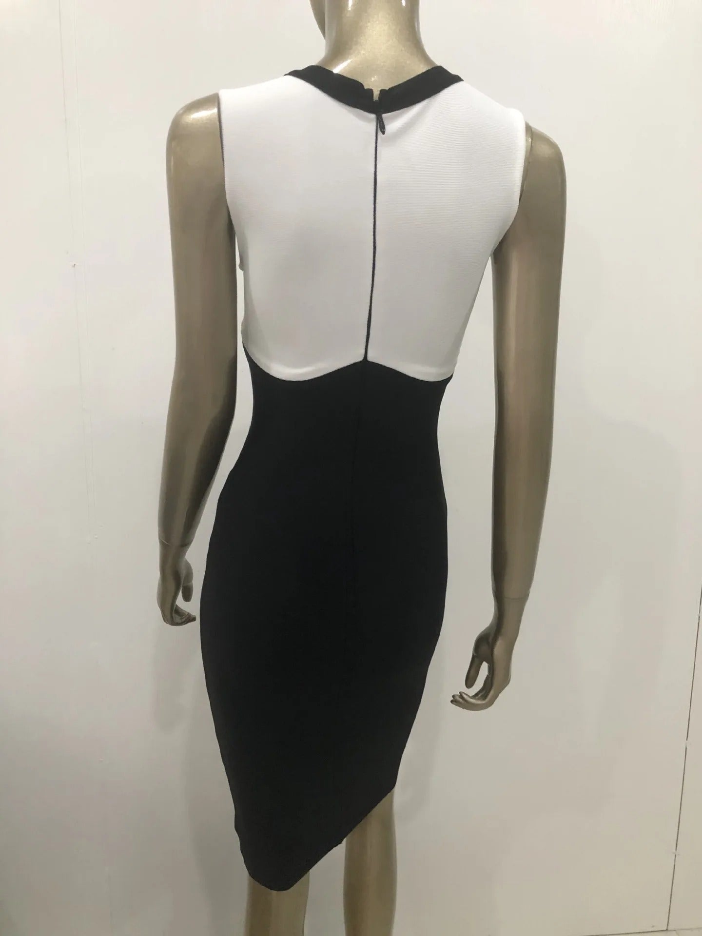 AVP PASSION: Sleeveless Black & White Bandage Dress