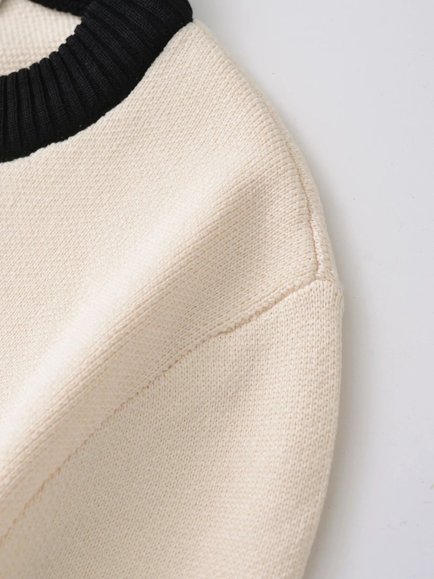 Cardigan Chic Noir & Blanc – Boutons Dorés