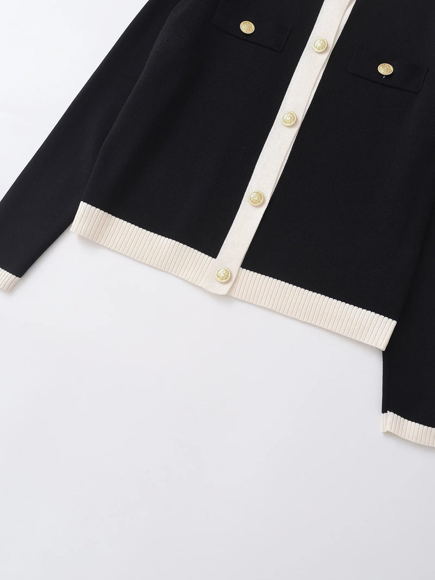 Cardigan Chic Noir & Blanc – Boutons Dorés