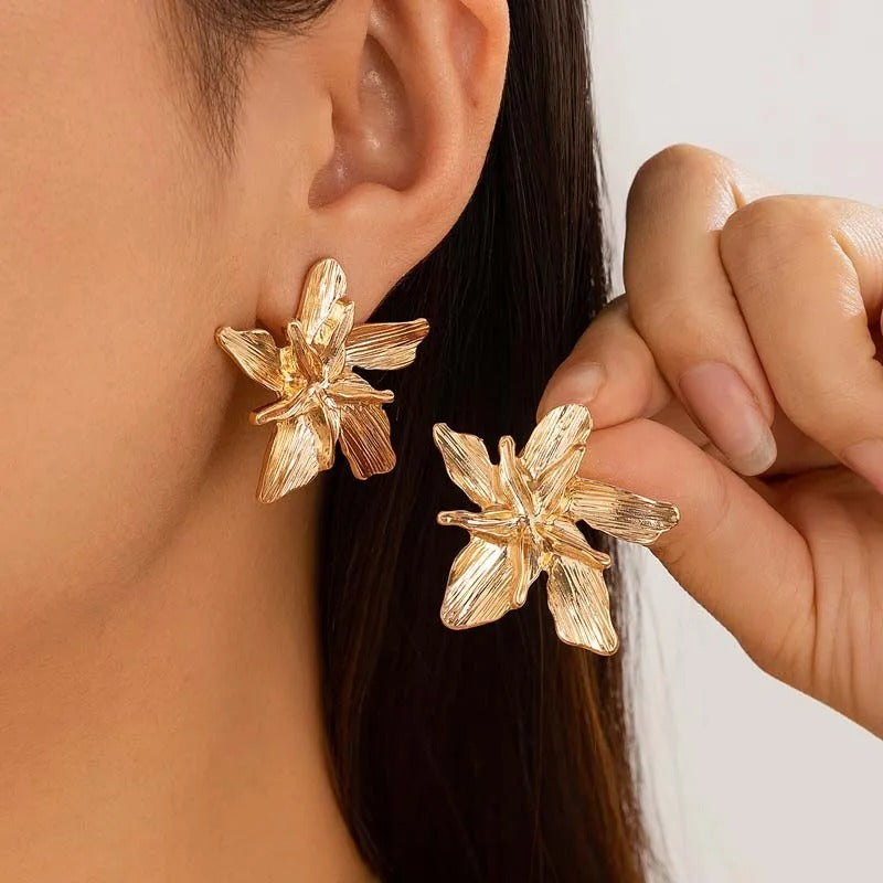 AVP PASSION : Boucles d'oreilles vintage à motif floral doré