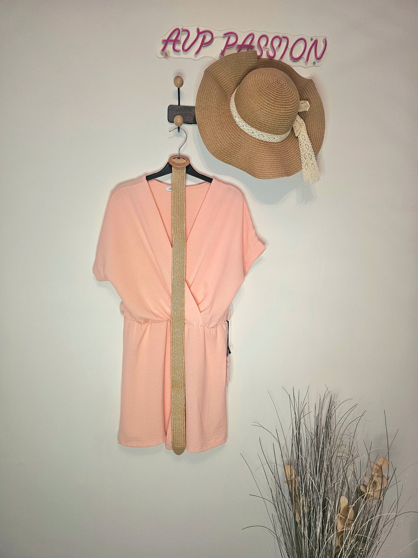 Combinaison Ceinturée à Col en V – Look Estival Élégant | Combinaison Bleue Ceinturée – Tenue Décontractée et Chic