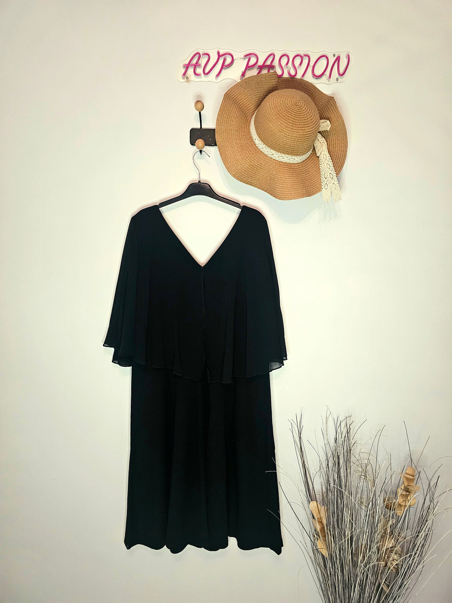Robe noire élégante femme avec ceinture, décolleté V et manches fluides