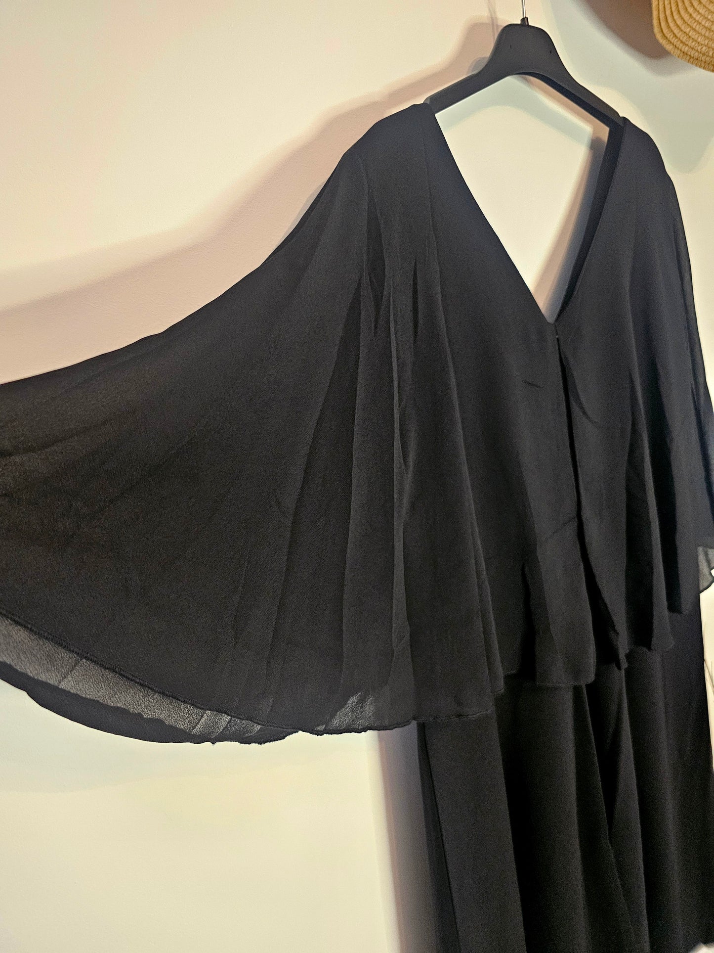 Robe noire élégante femme avec ceinture, décolleté V et manches fluides