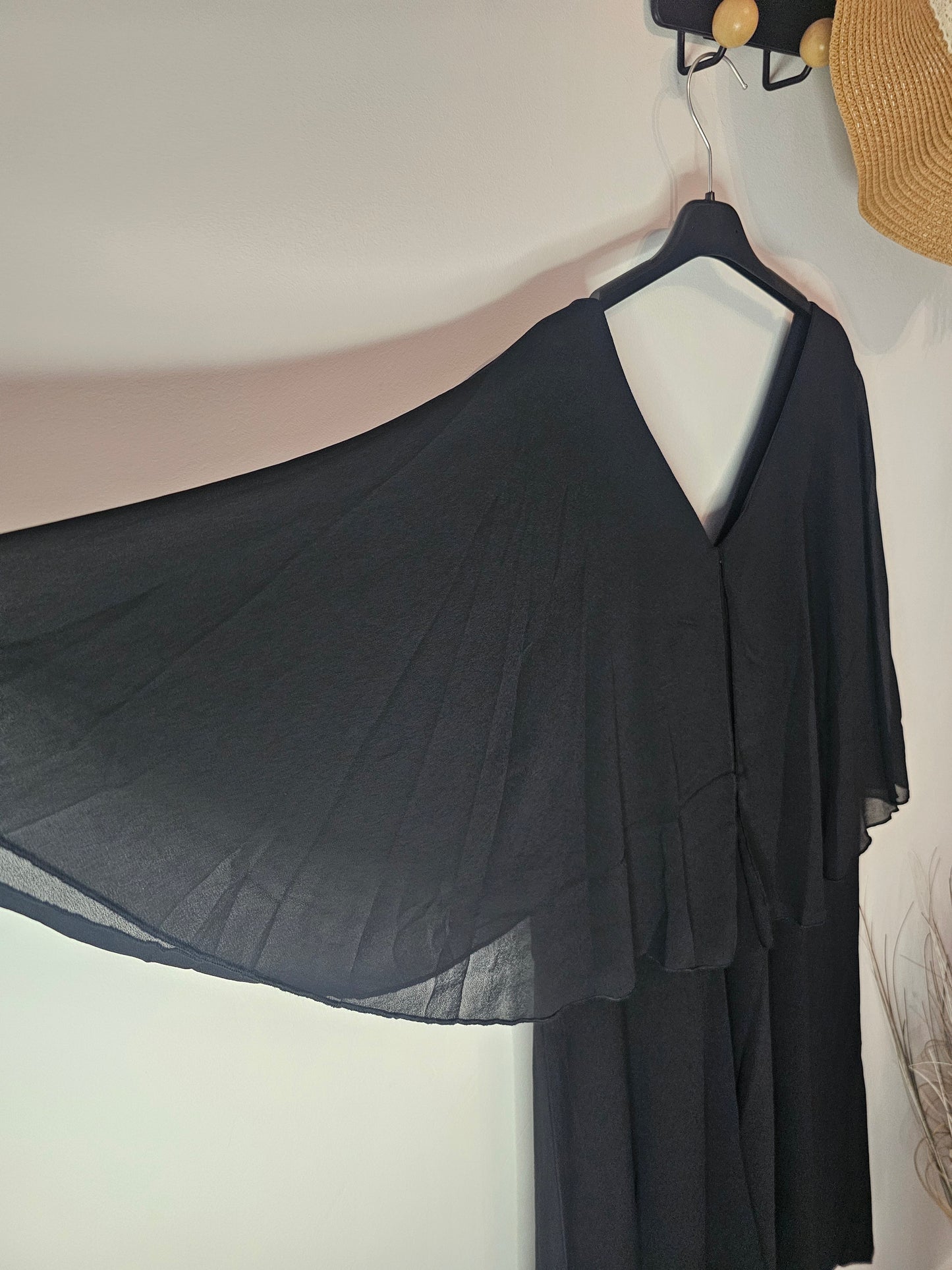 Robe noire élégante femme avec ceinture, décolleté V et manches fluides