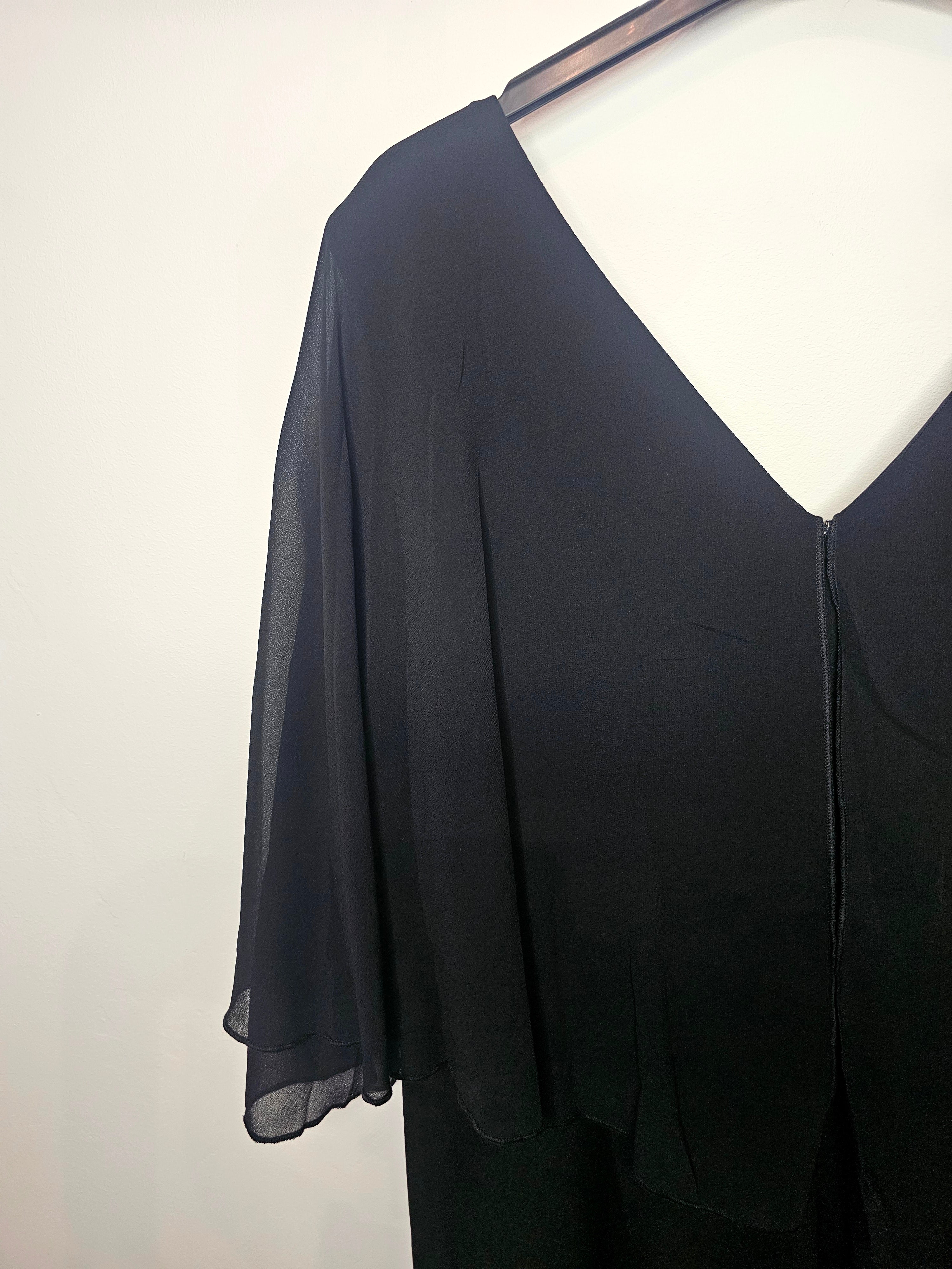 Robe noire élégante femme avec ceinture, décolleté V et manches fluides