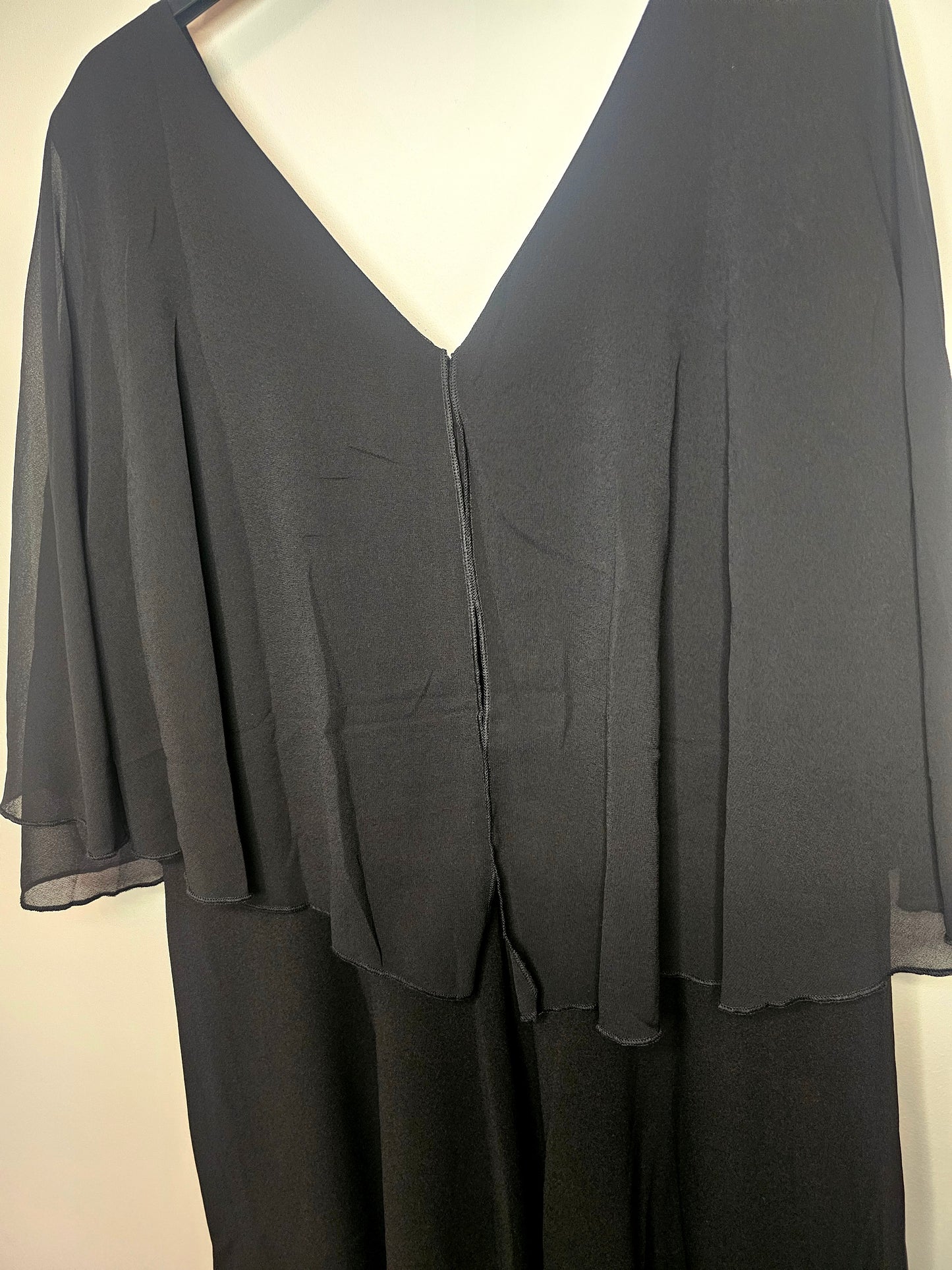 Robe noire élégante femme avec ceinture, décolleté V et manches fluides
