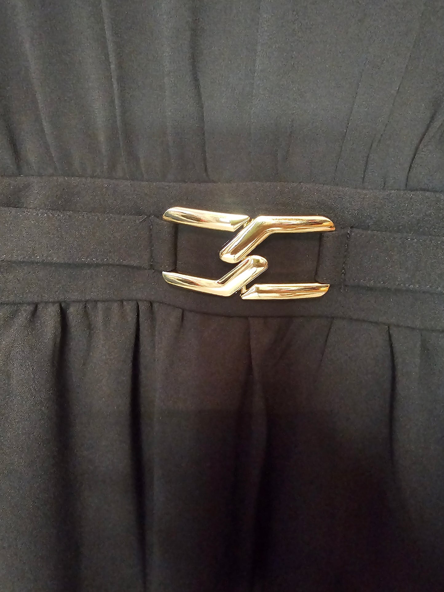 Robe noire élégante femme avec ceinture, décolleté V et manches fluides