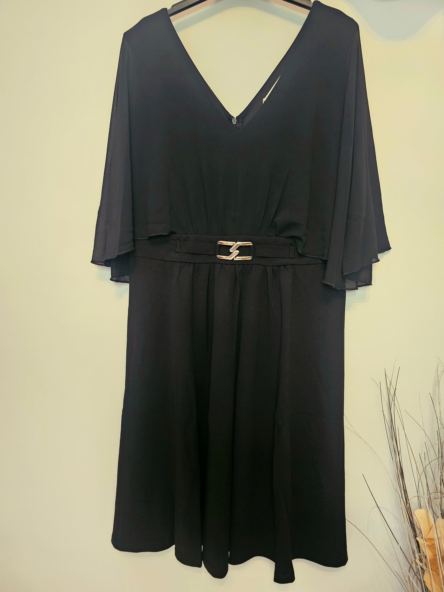 Robe noire élégante femme avec ceinture, décolleté V et manches fluides