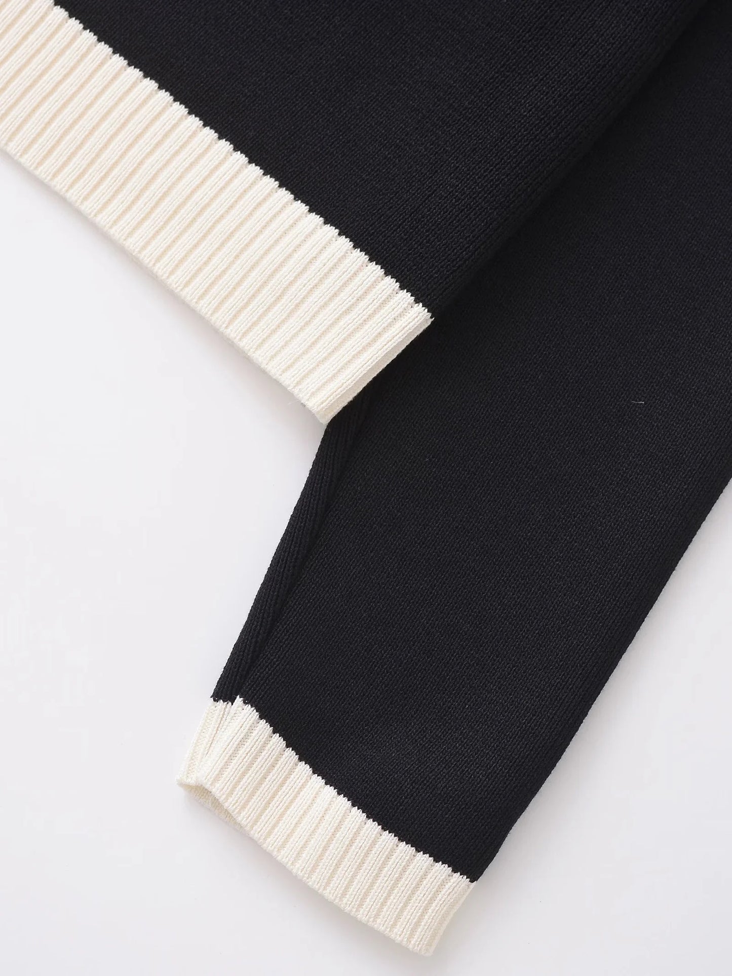 Cardigan Chic Noir & Blanc – Boutons Dorés