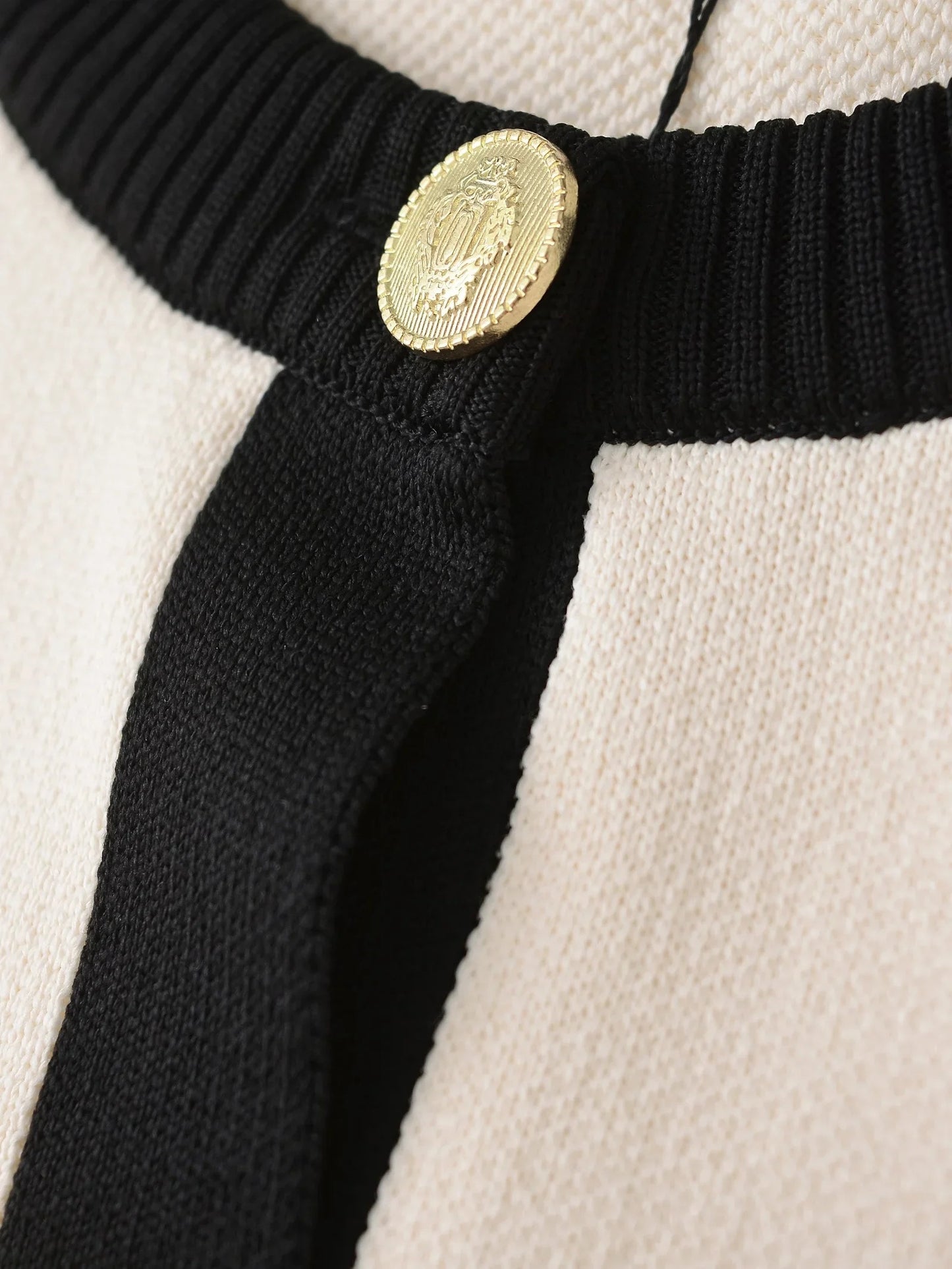Cardigan Chic Noir & Blanc – Boutons Dorés