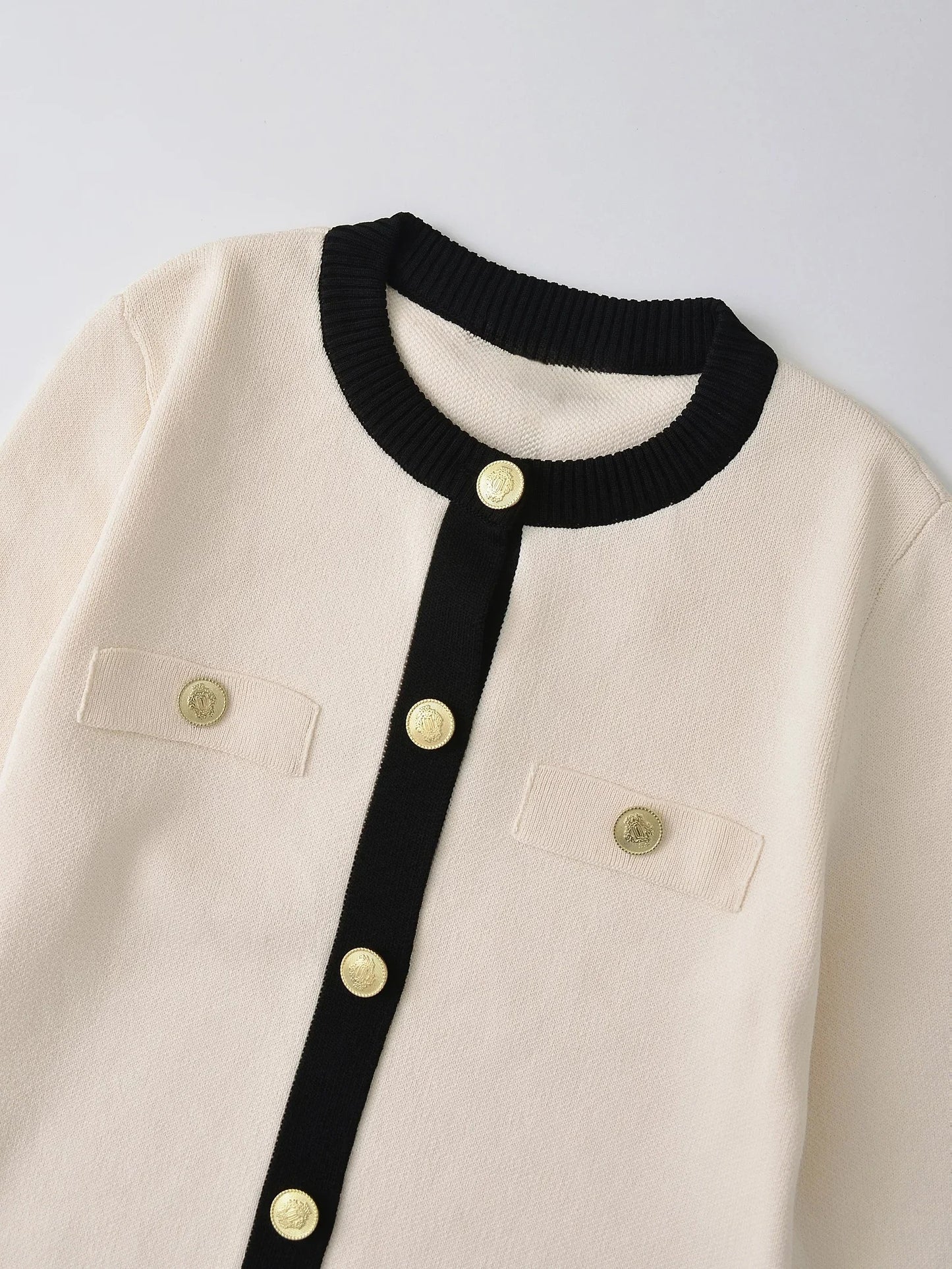 Cardigan Chic Noir & Blanc – Boutons Dorés