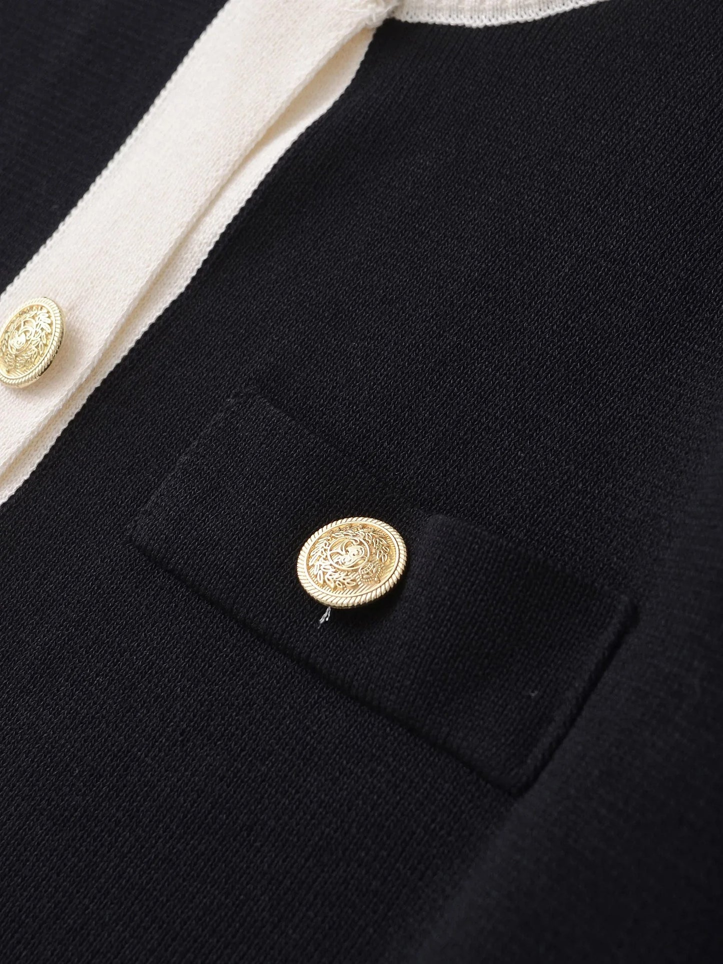 Cardigan Chic Noir & Blanc – Boutons Dorés