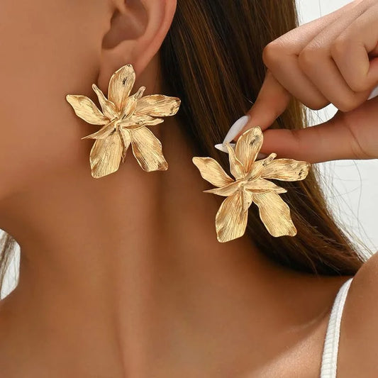 AVP PASSION : Boucles d'oreilles vintage à motif floral doré