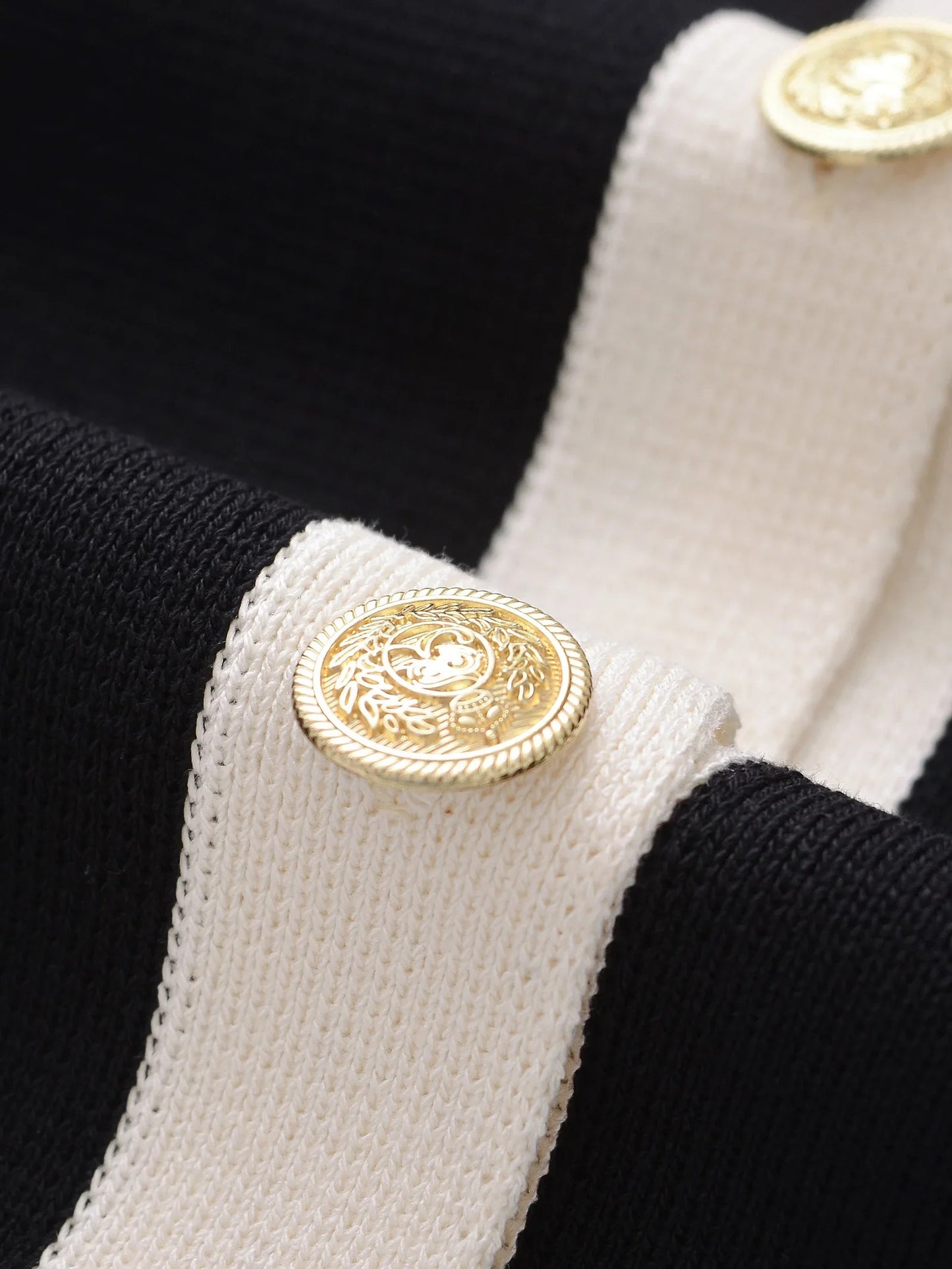 Cardigan Chic Noir & Blanc – Boutons Dorés
