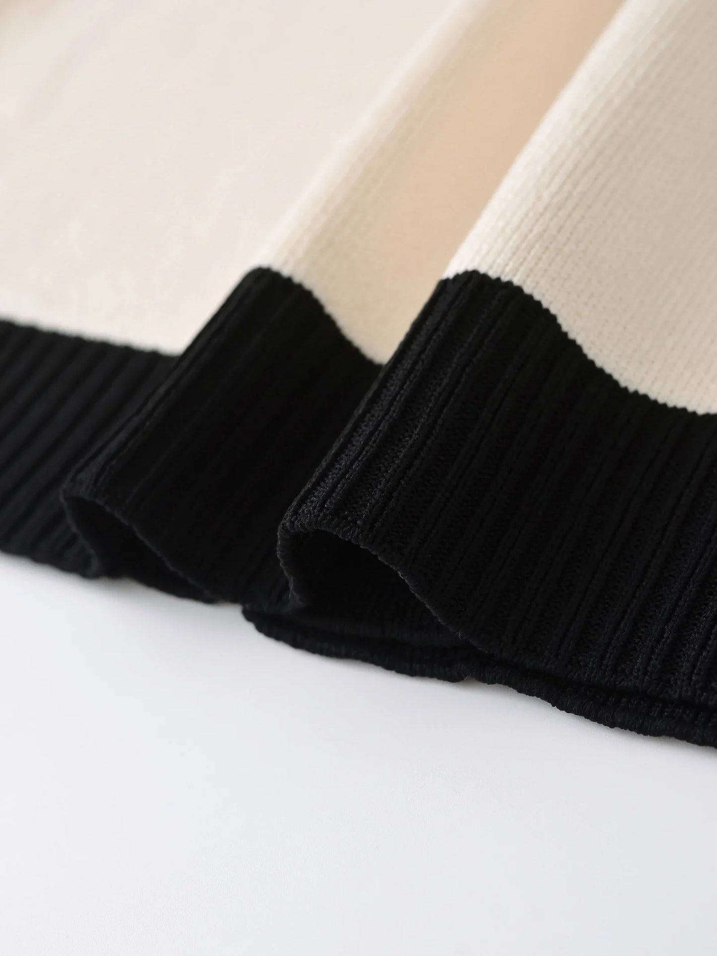 Cardigan Chic Noir & Blanc – Boutons Dorés