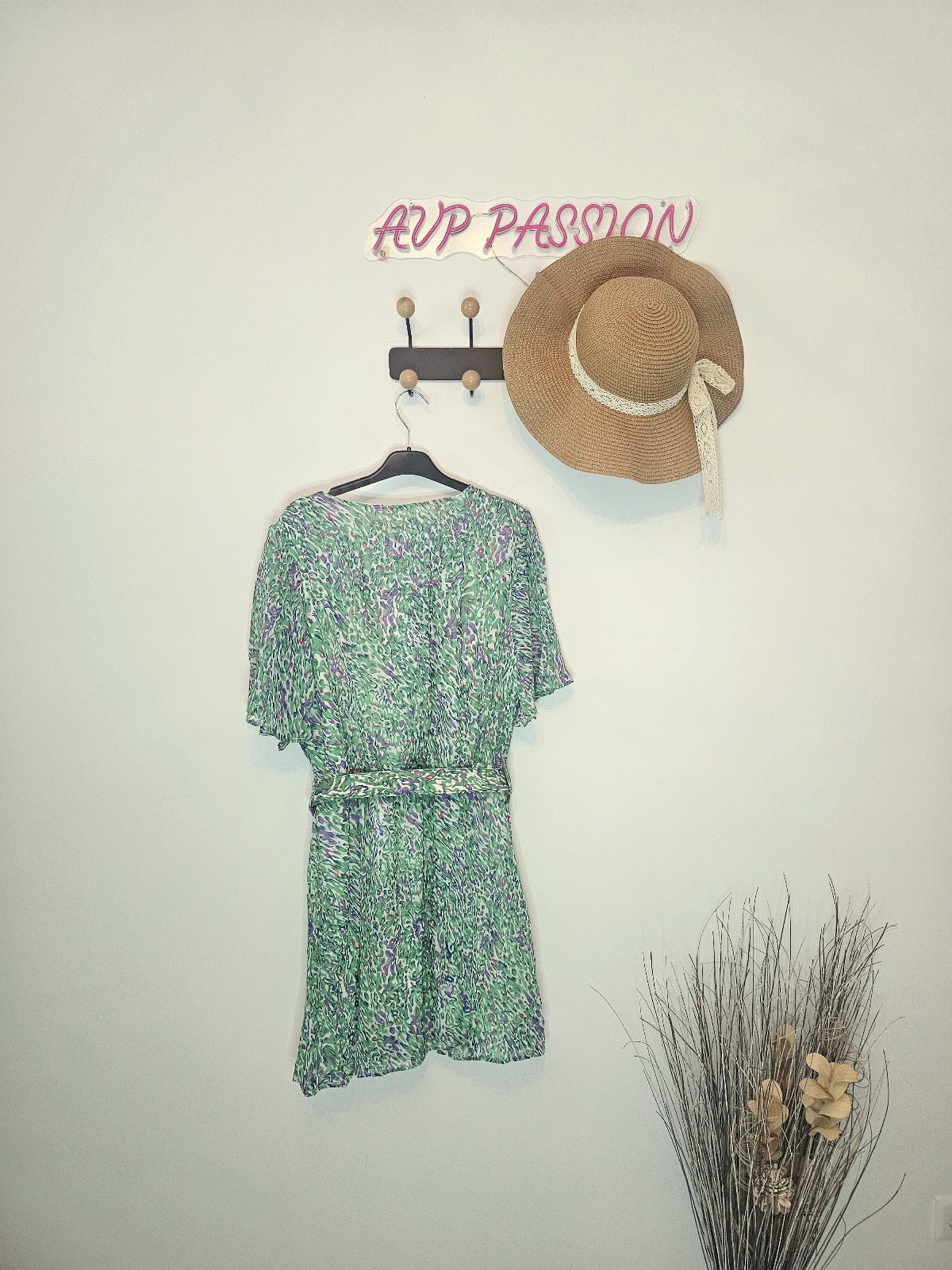 Portefeuille Femme Ceinturé Imprimé Vert et Violet – Taille S à L – Coupe Flatteuse – Ceinture Incluse – Tissu Léger