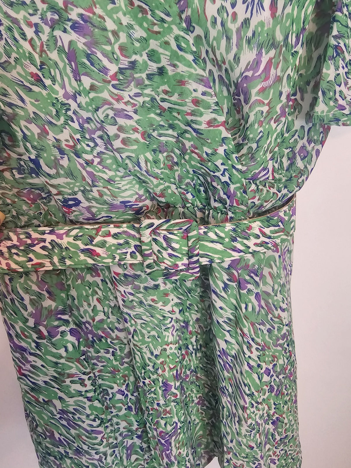 Portefeuille Femme Ceinturé Imprimé Vert et Violet – Taille S à L – Coupe Flatteuse – Ceinture Incluse – Tissu Léger