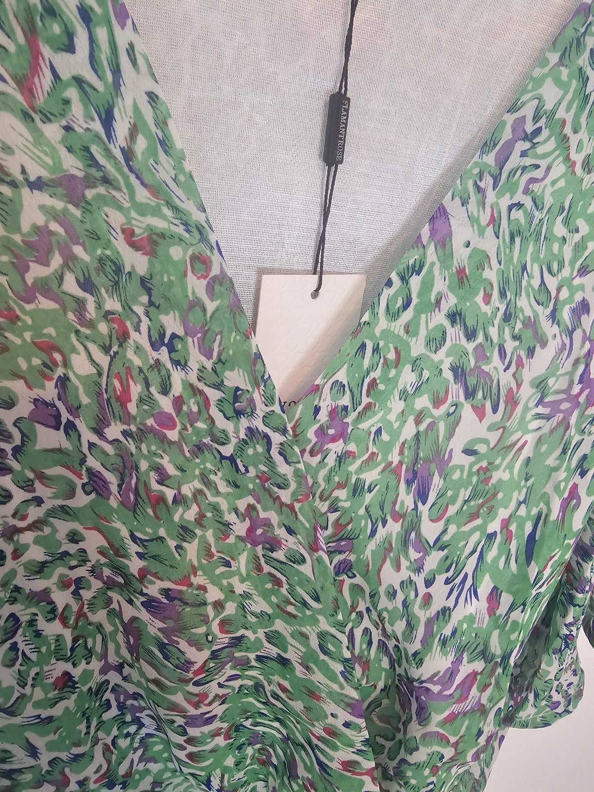 Portefeuille Femme Ceinturé Imprimé Vert et Violet – Taille S à L – Coupe Flatteuse – Ceinture Incluse – Tissu Léger