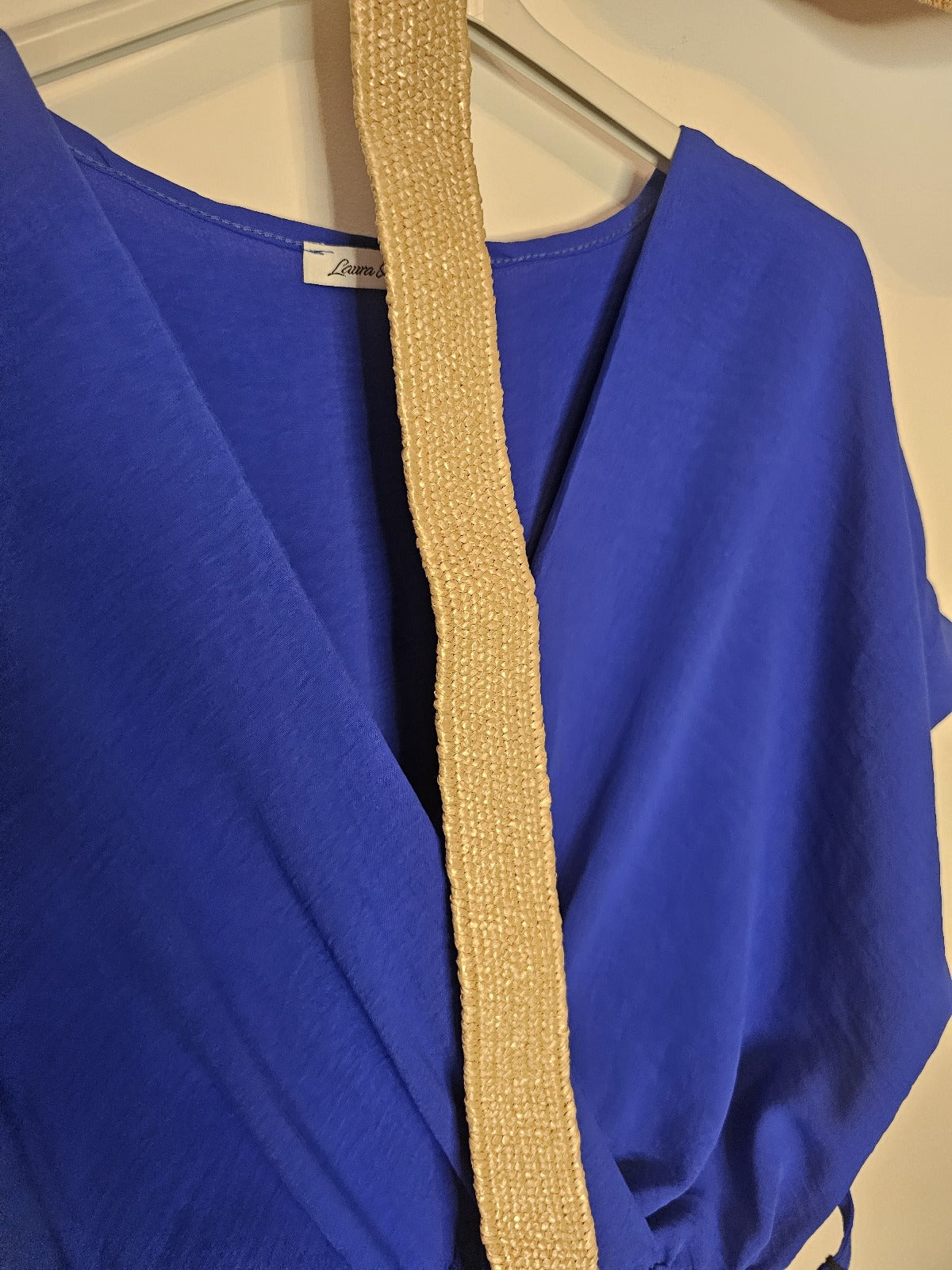 Combinaison Ceinturée à Col en V – Look Estival Élégant | Combinaison Bleue Ceinturée – Tenue Décontractée et Chic