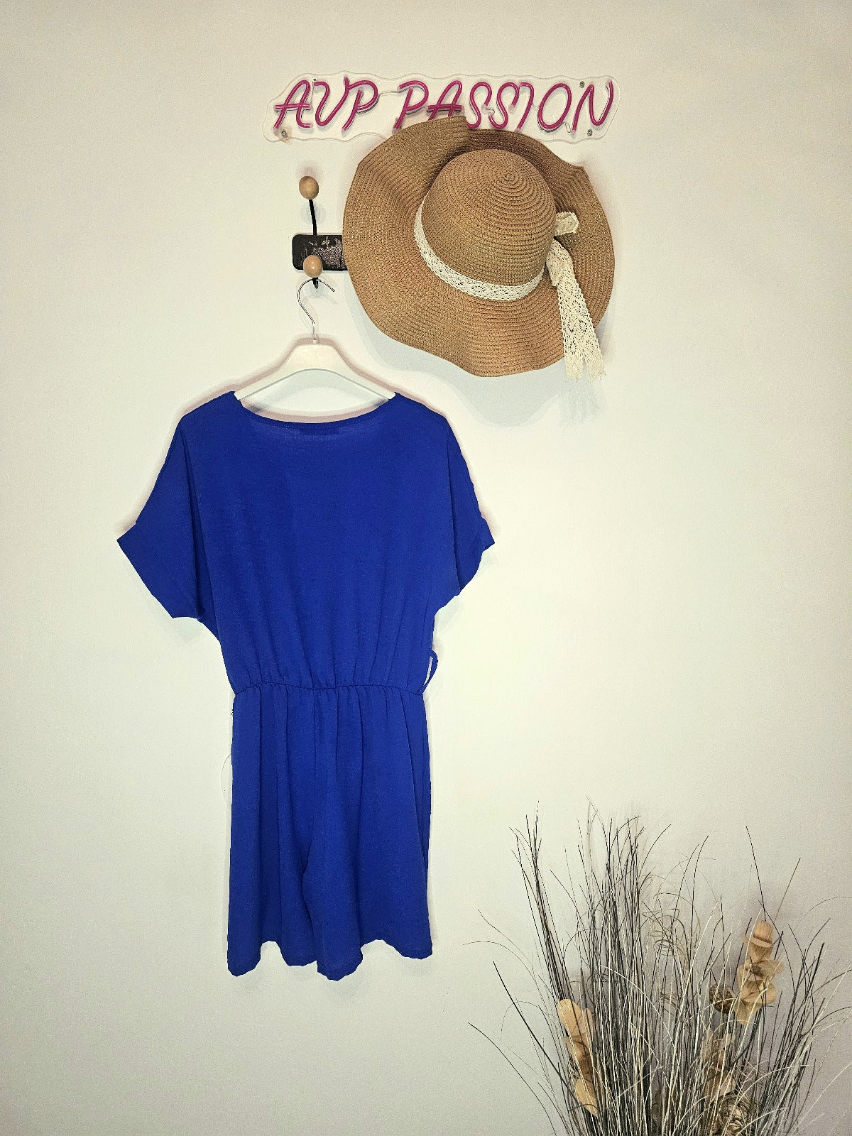 Combinaison Ceinturée à Col en V – Look Estival Élégant | Combinaison Bleue Ceinturée – Tenue Décontractée et Chic