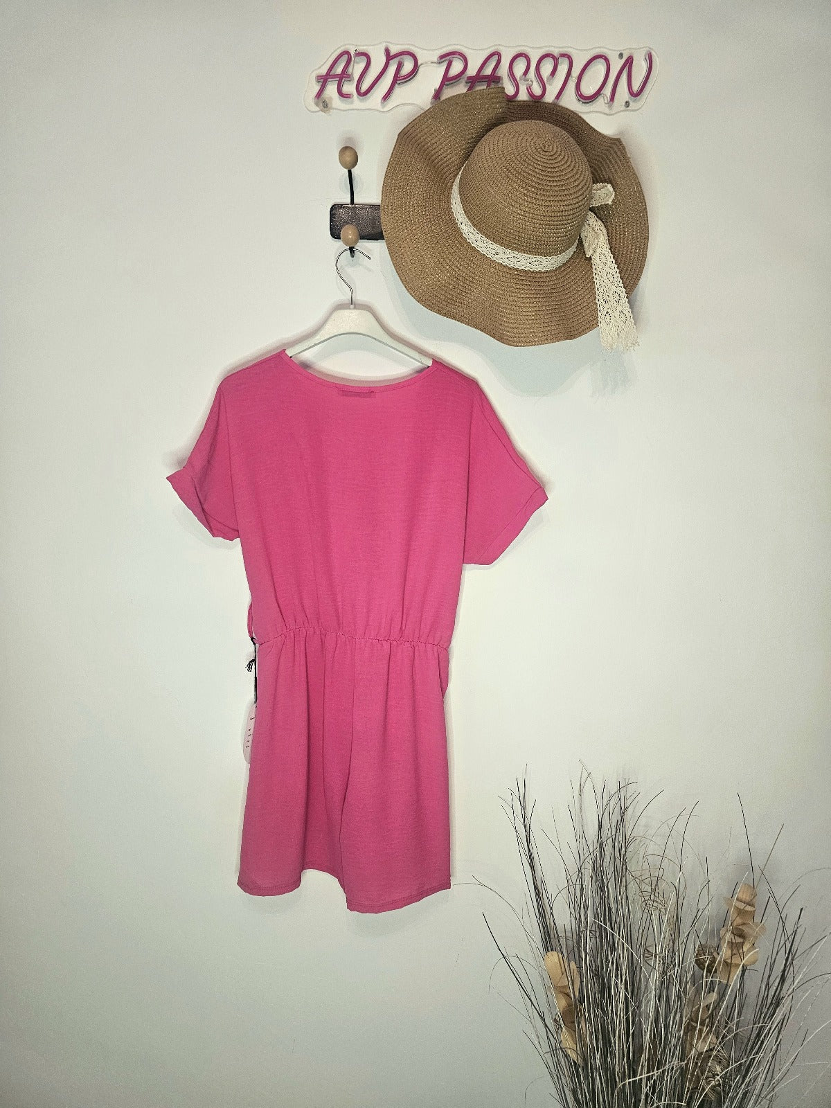 Combinaison Ceinturée à Col en V – Look Estival Élégant | Combinaison Bleue Ceinturée – Tenue Décontractée et Chic