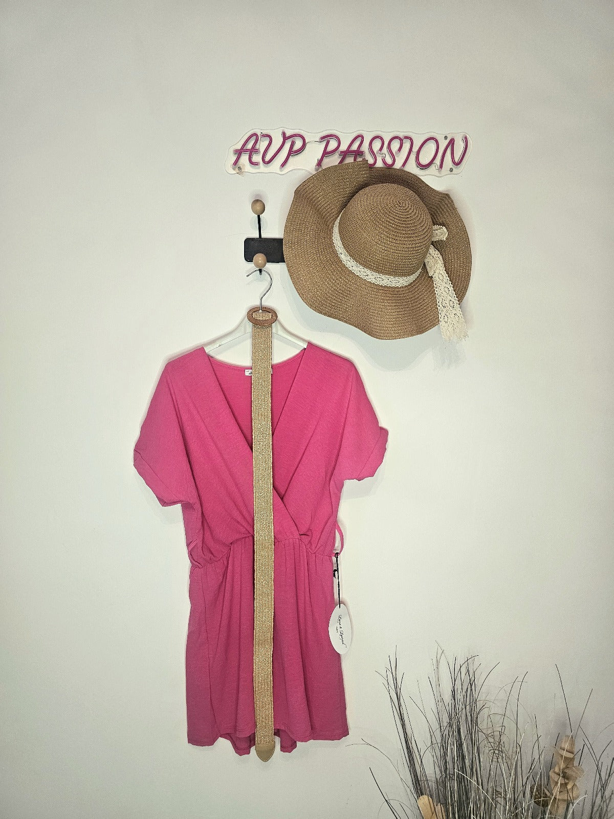 Combinaison Ceinturée à Col en V – Look Estival Élégant | Combinaison Bleue Ceinturée – Tenue Décontractée et Chic