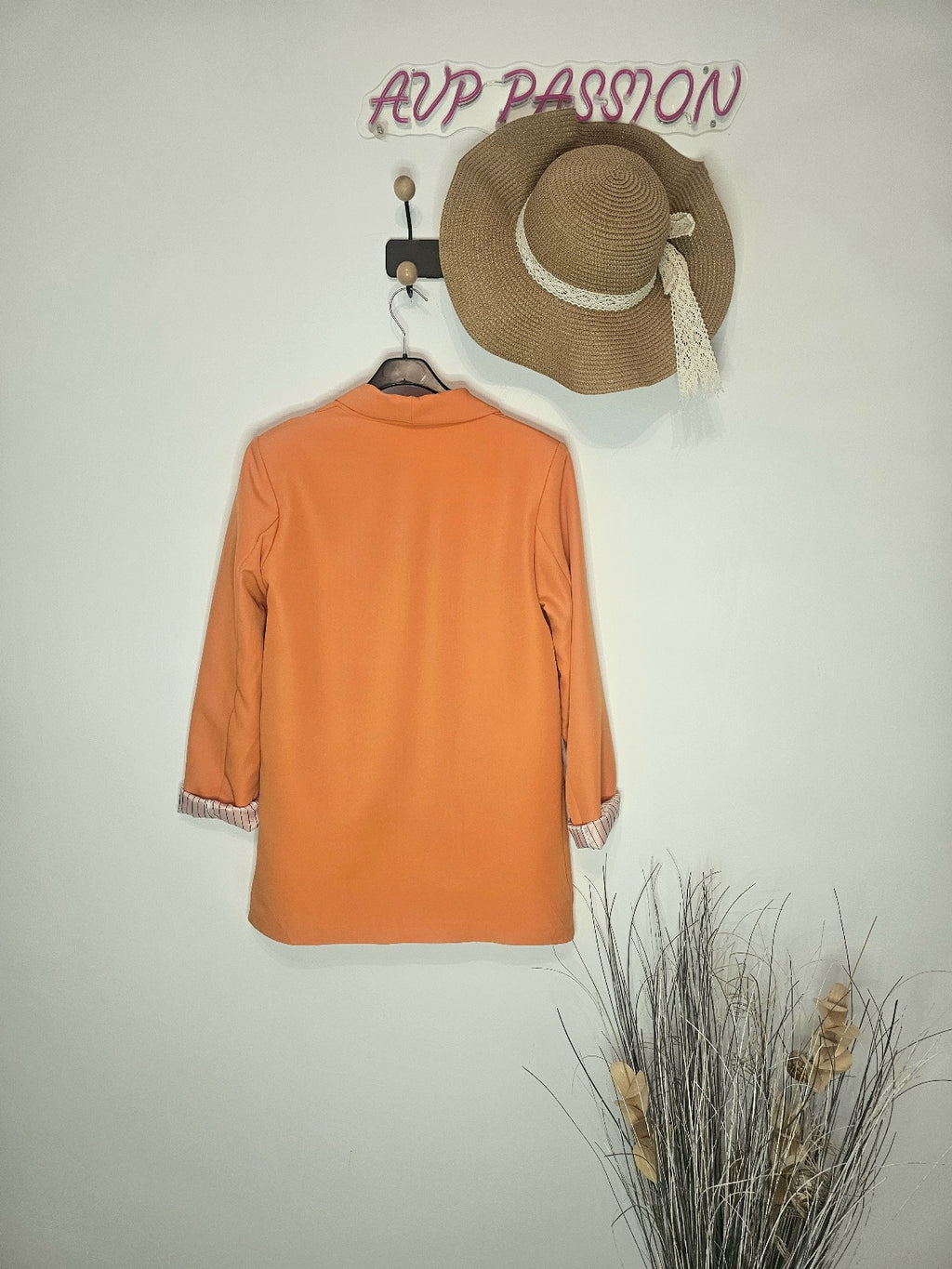 AVP PASSION Blazer Femme Élégant Orange Doux à Manches Longues Coupe Droite avec Doublure Rayée & Fausses Poches Avant – Tissu Léger et Confortable – Look Chic Décontracté