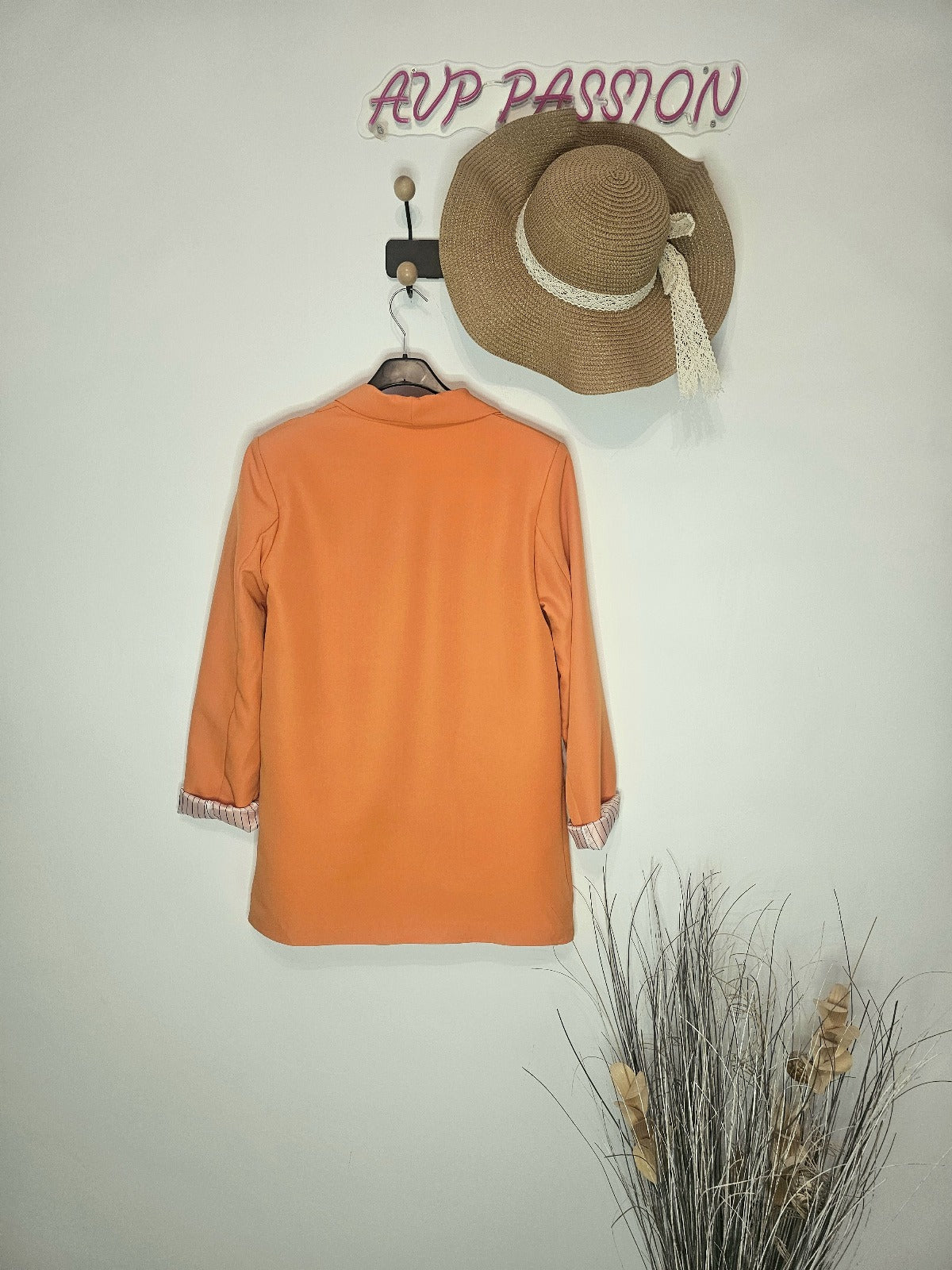 AVP PASSION Blazer Femme Élégant Orange Doux à Manches Longues Coupe Droite avec Doublure Rayée & Fausses Poches Avant – Tissu Léger et Confortable – Look Chic Décontracté
