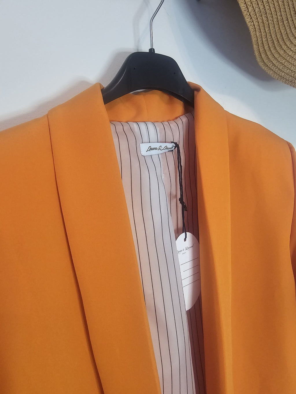 AVP PASSION Blazer Femme Élégant Orange Doux à Manches Longues Coupe Droite avec Doublure Rayée & Fausses Poches Avant – Tissu Léger et Confortable – Look Chic Décontracté